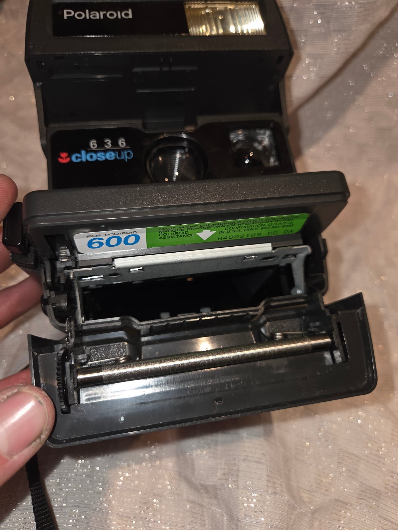 Polaroid 636 Closeup Instant Film Camera - Black — photo 3 of 4