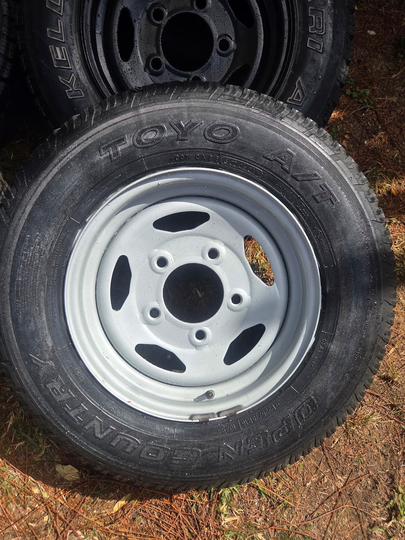 Set of 6 TOYO Hilux Compatible Steel Wheels and All-Terrain Tires — photo 2 of 2