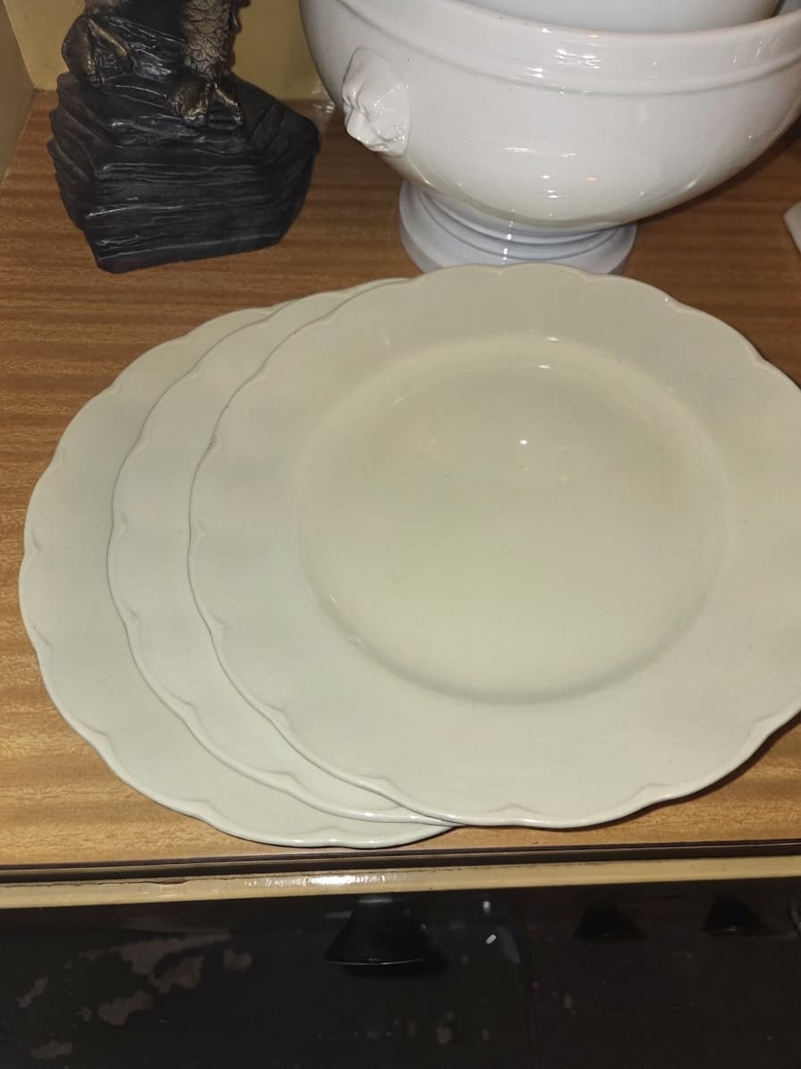 Vintage GRINDLEY Almond Petal Scalloped Dinner Plates — photo 1 of 2