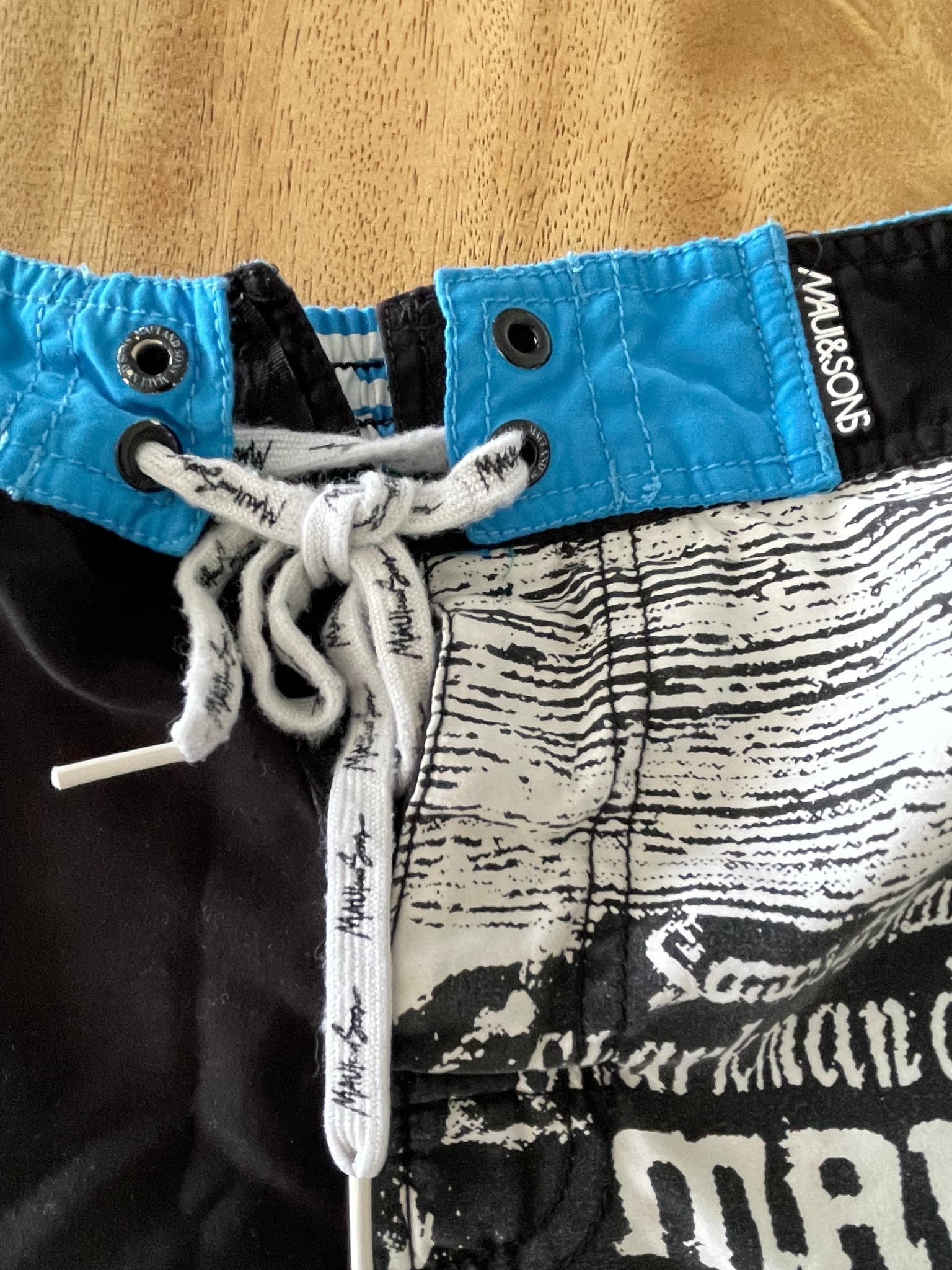 Maui and Sons Sharkman Hukilau Boardshorts Graphic Print Black White Blue Men's M — photo 4 of 9