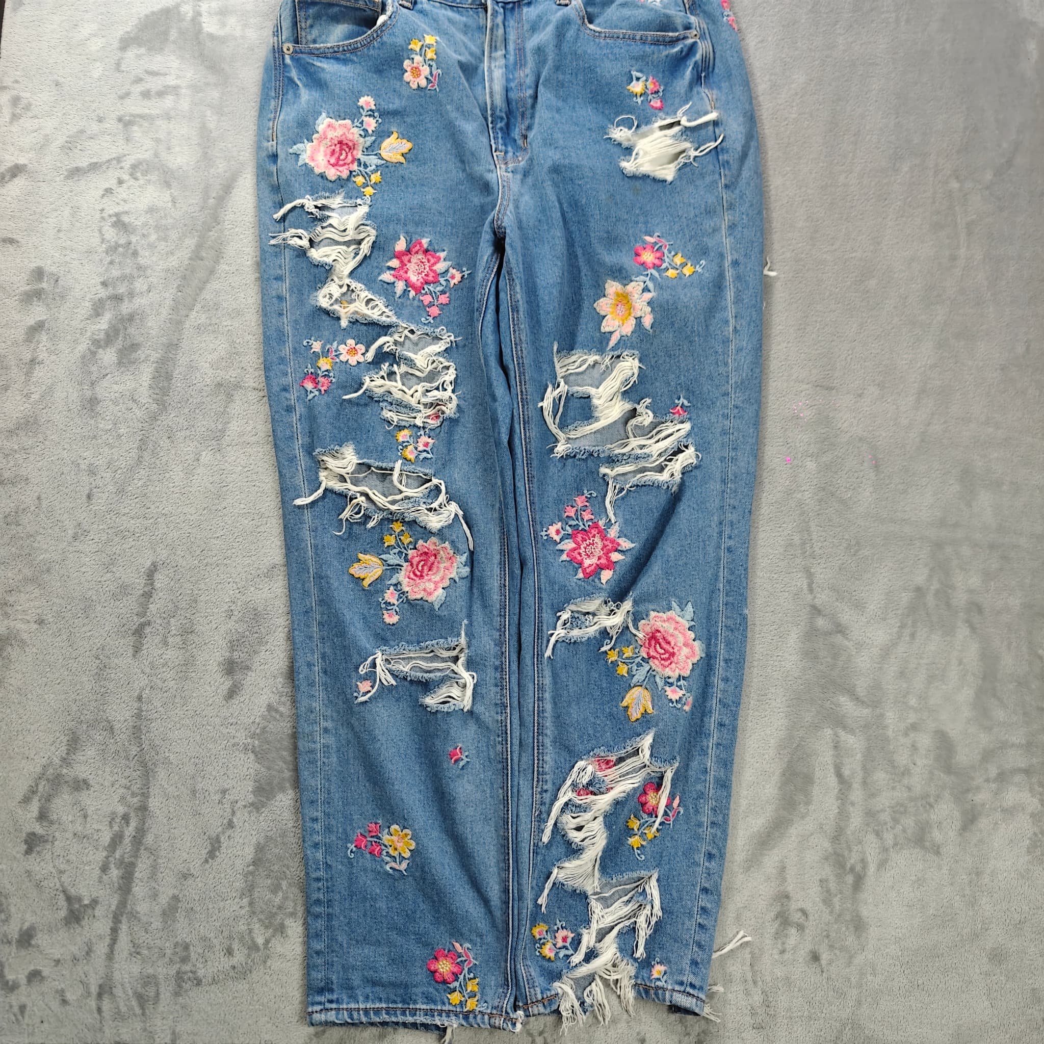 American Eagle Outfitters Outfitters Outfitters Floral Embroidered Distressed Mom Jeans Size 12 — photo 6 of 7
