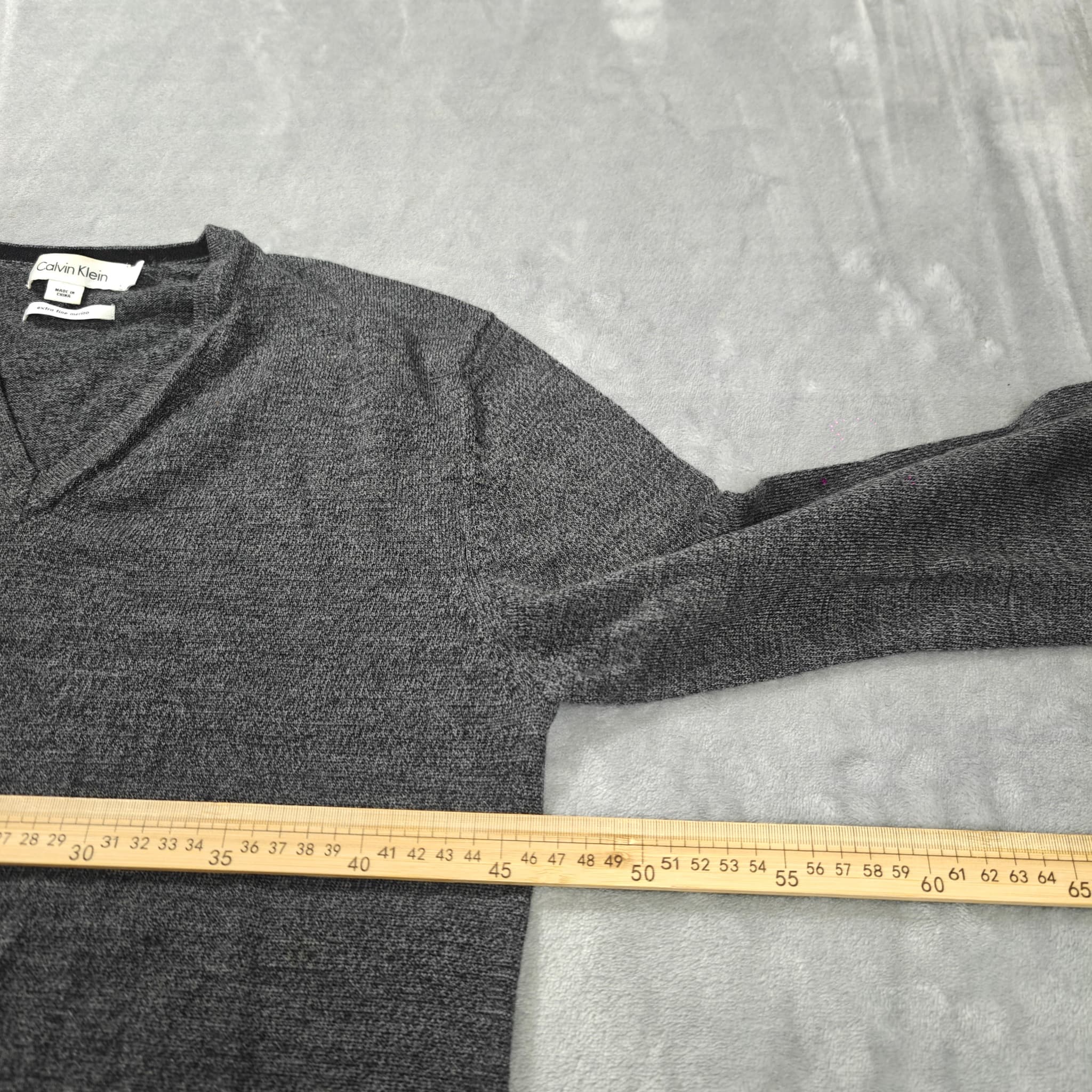 Calvin Klein Men's Extra Fine Merino Wool V-Neck Sweater Grey Size S — photo 5 of 5