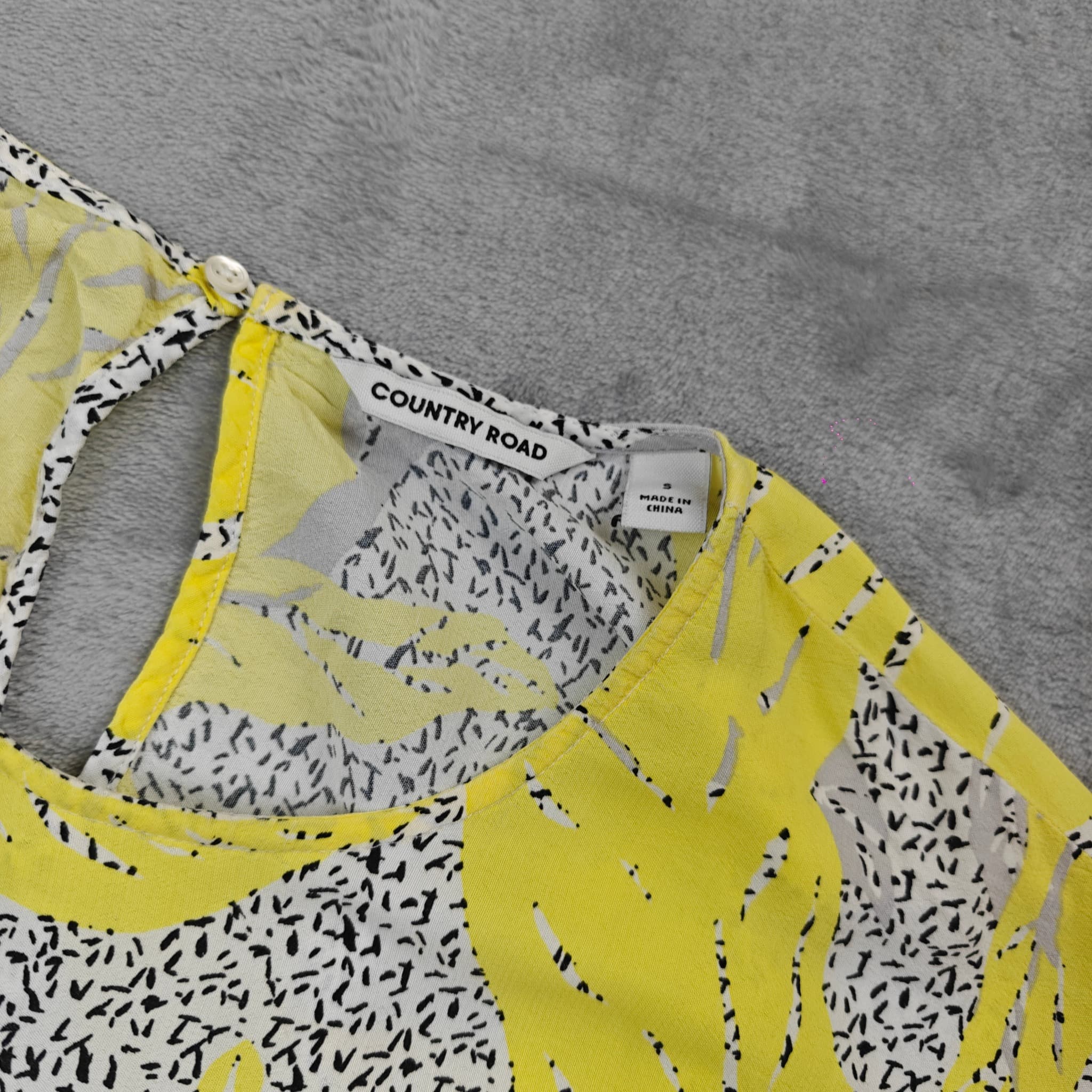 Country Road Women's Yellow and Grey Leaf Print Short Sleeve Blouse — photo 2 of 5