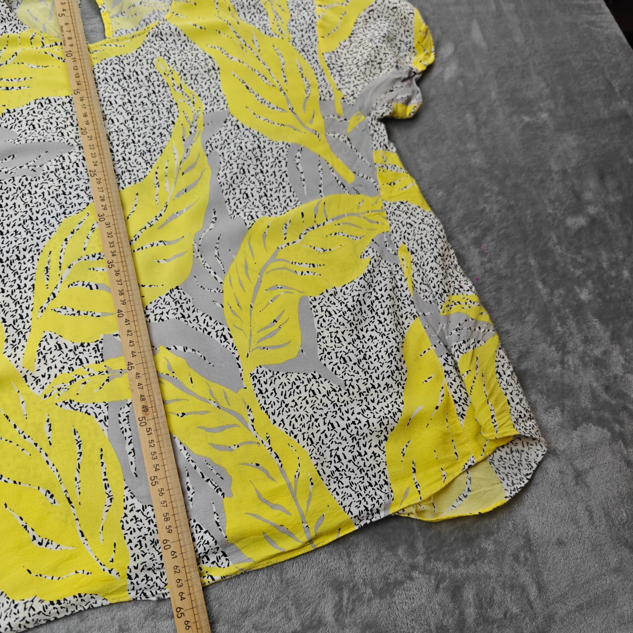 Country Road Women's Yellow and Grey Leaf Print Short Sleeve Blouse — photo 3 of 5