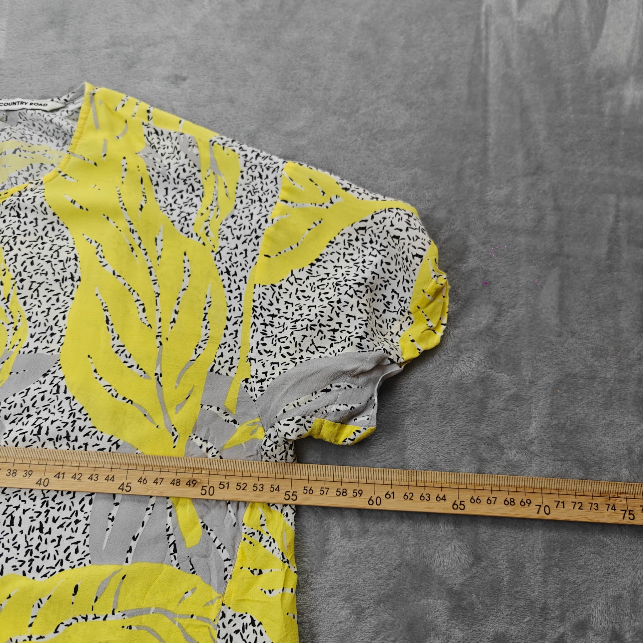 Country Road Women's Yellow and Grey Leaf Print Short Sleeve Blouse — photo 4 of 5