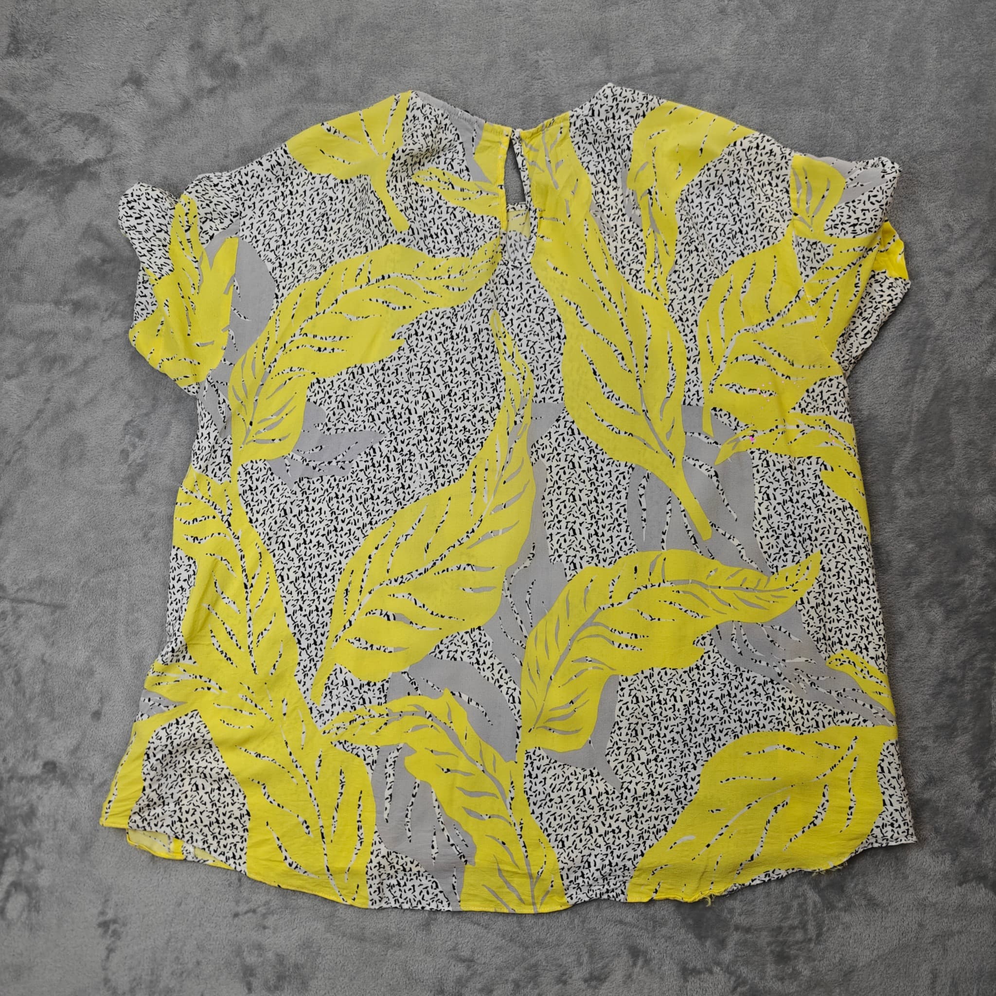 Country Road Women's Yellow and Grey Leaf Print Short Sleeve Blouse — photo 5 of 5