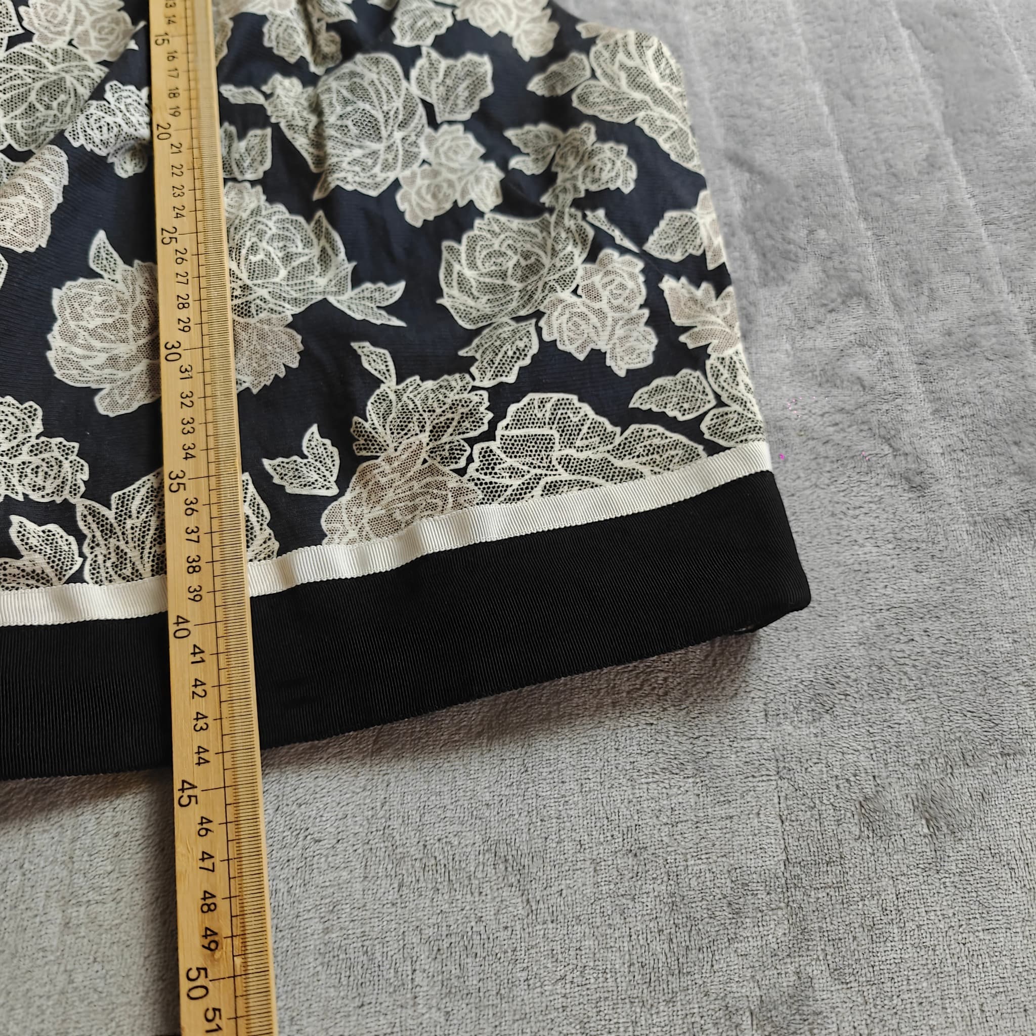Cue Black and Cream Floral Jacquard Sleeveless Top Size 6 — photo 3 of 7