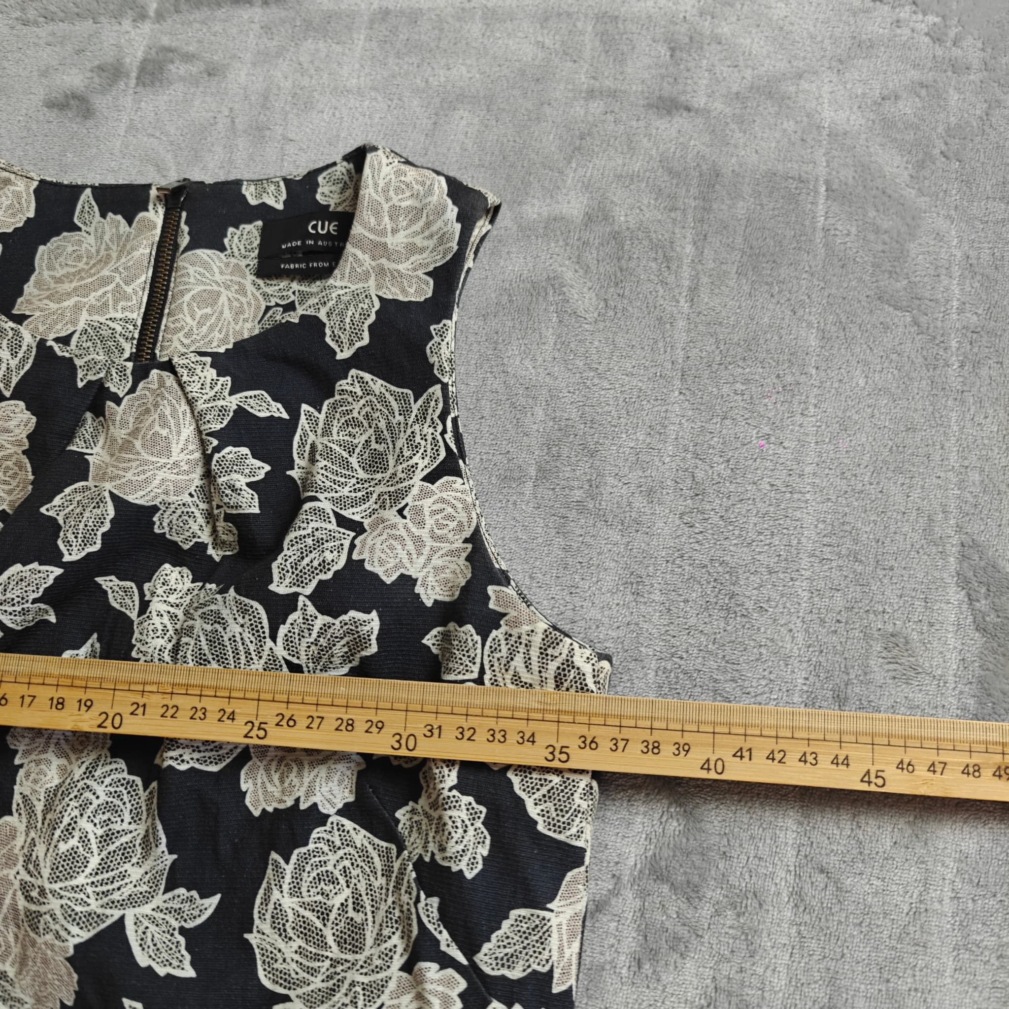 Cue Black and Cream Floral Jacquard Sleeveless Top Size 6 — photo 5 of 7