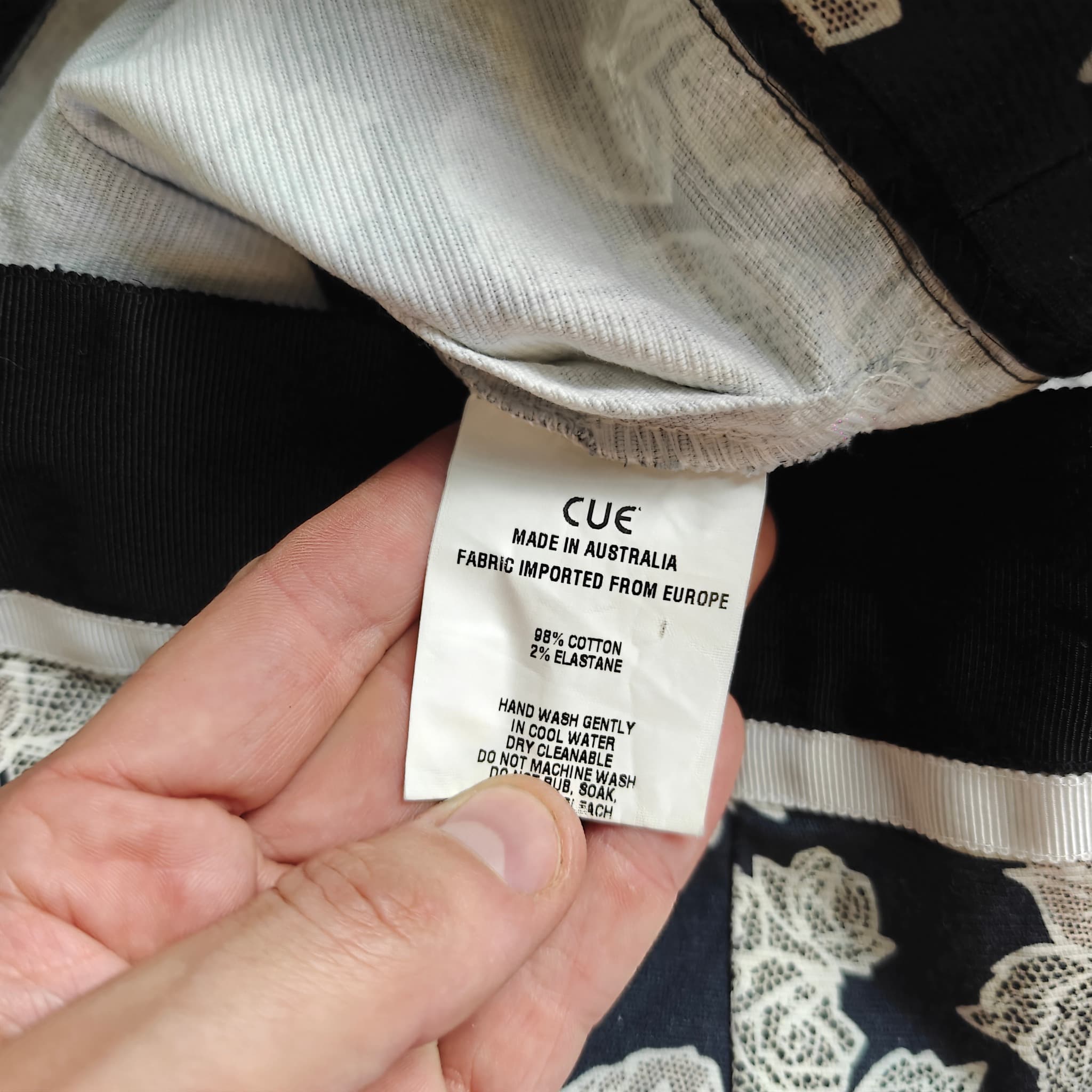 Cue Black and Cream Floral Jacquard Sleeveless Top Size 6 — photo 6 of 7