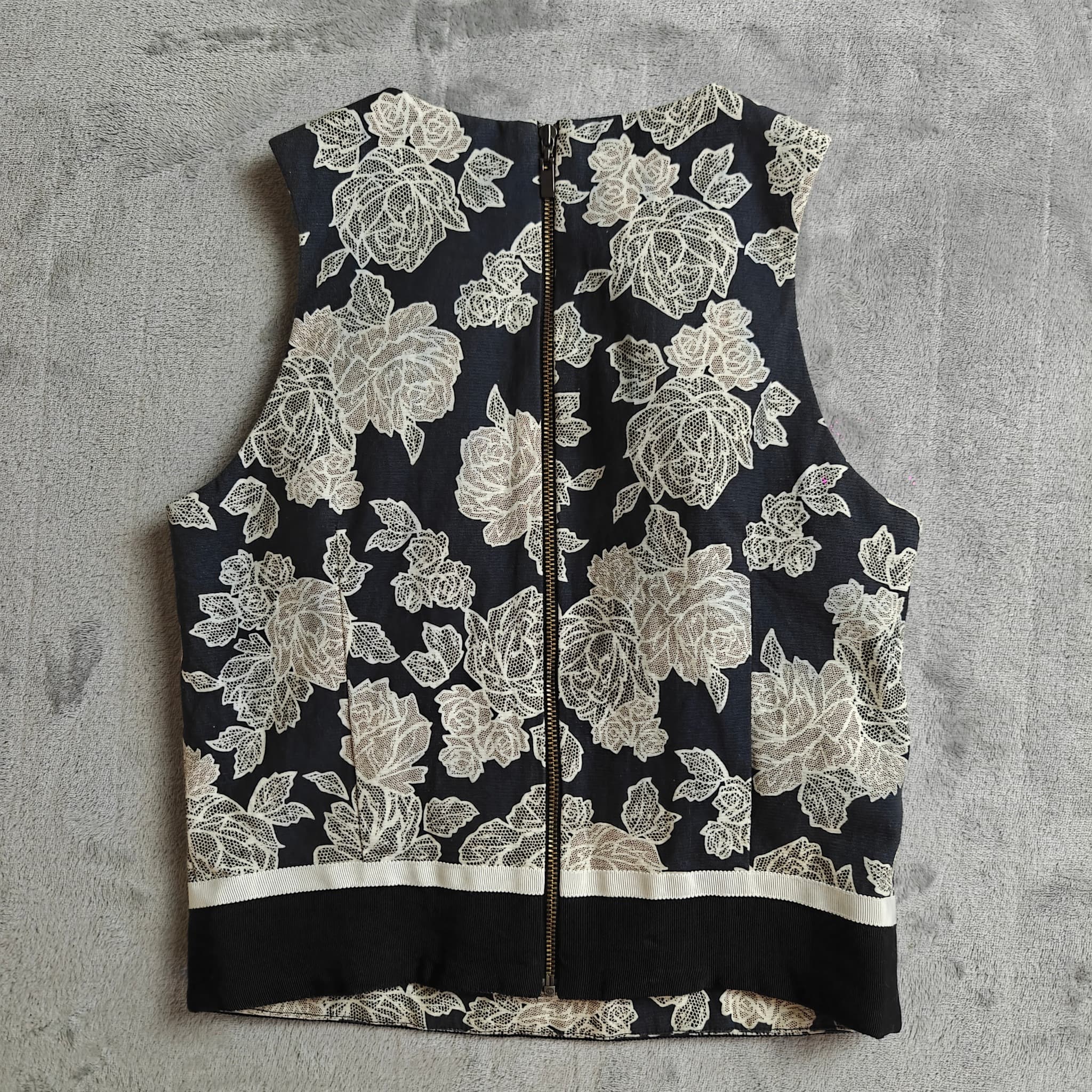 Cue Black and Cream Floral Jacquard Sleeveless Top Size 6 — photo 7 of 7