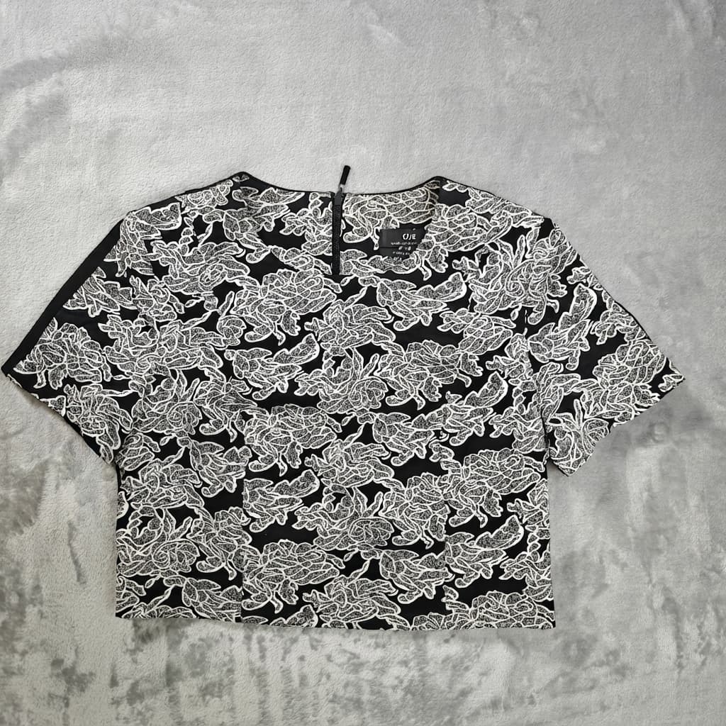 Cue Black and White Floral Jacquard Short Sleeve Top Size 12 — photo 1 of 6