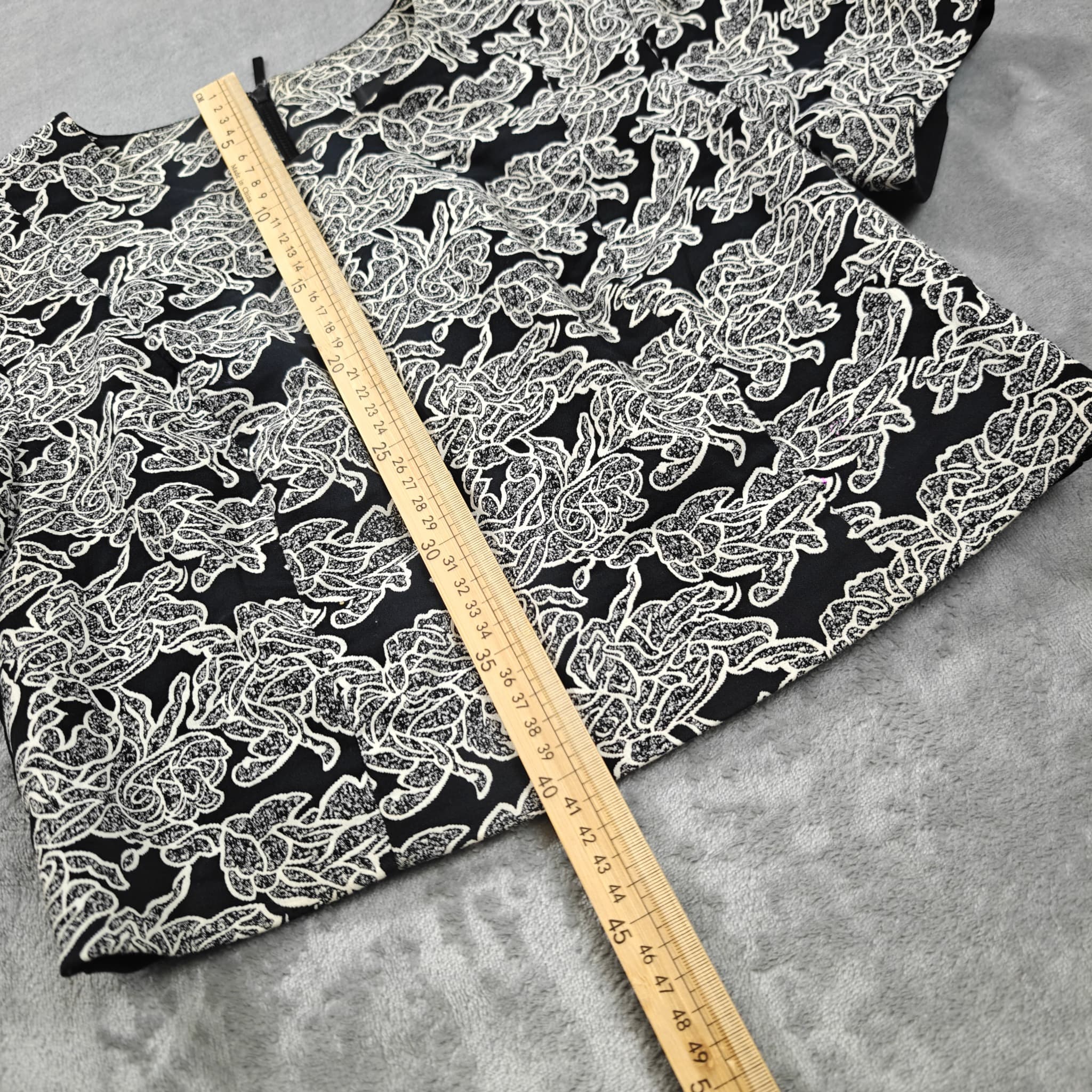 Cue Black and White Floral Jacquard Short Sleeve Top Size 12 — photo 3 of 6