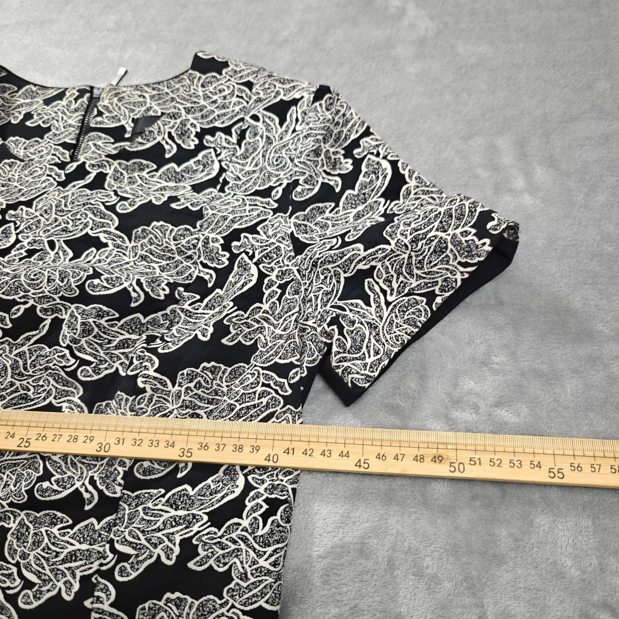 Cue Black and White Floral Jacquard Short Sleeve Top Size 12 — photo 4 of 6