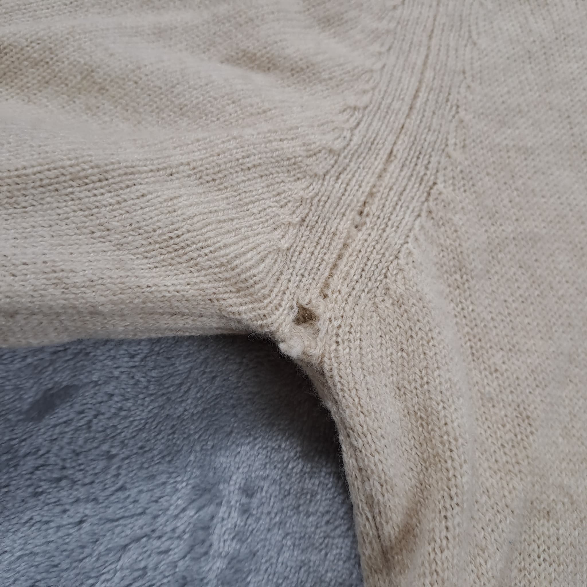 Rogue V-Neck Knit Sweater Men's Size M Beige Pullover — photo 3 of 9