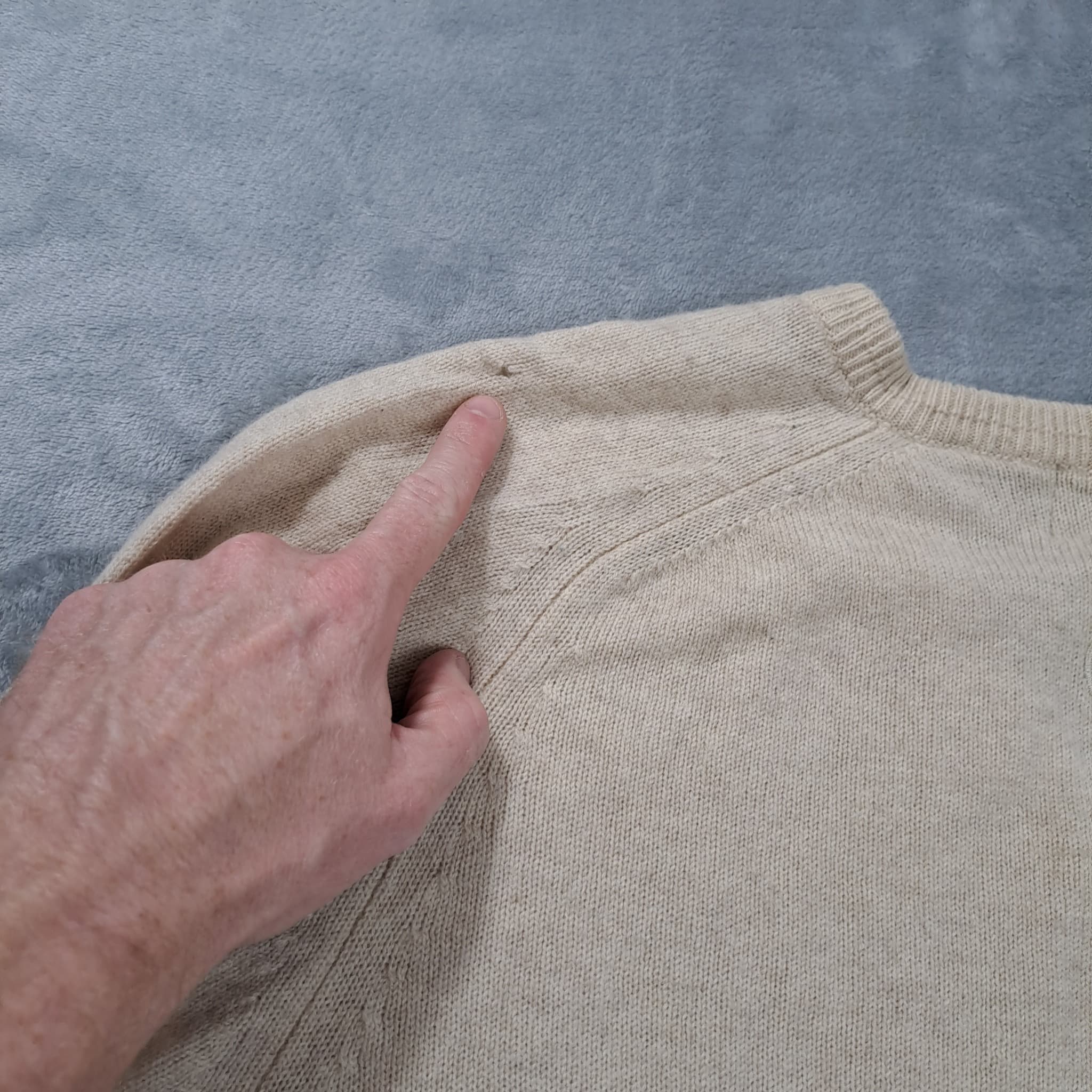 Rogue V-Neck Knit Sweater Men's Size M Beige Pullover — photo 8 of 9