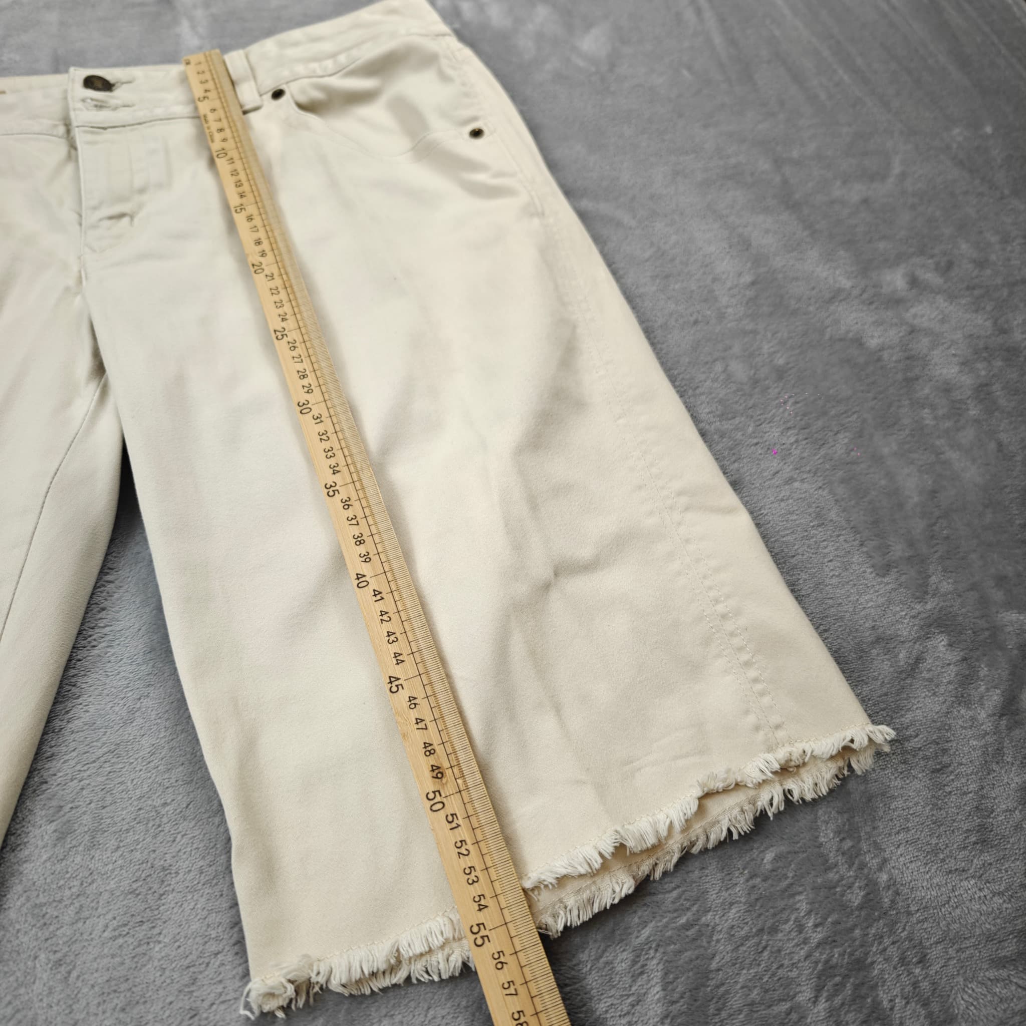 Tommy Hilfiger Women's Beige Khaki Raw Hem Denim Shorts Size 10 — photo 3 of 8