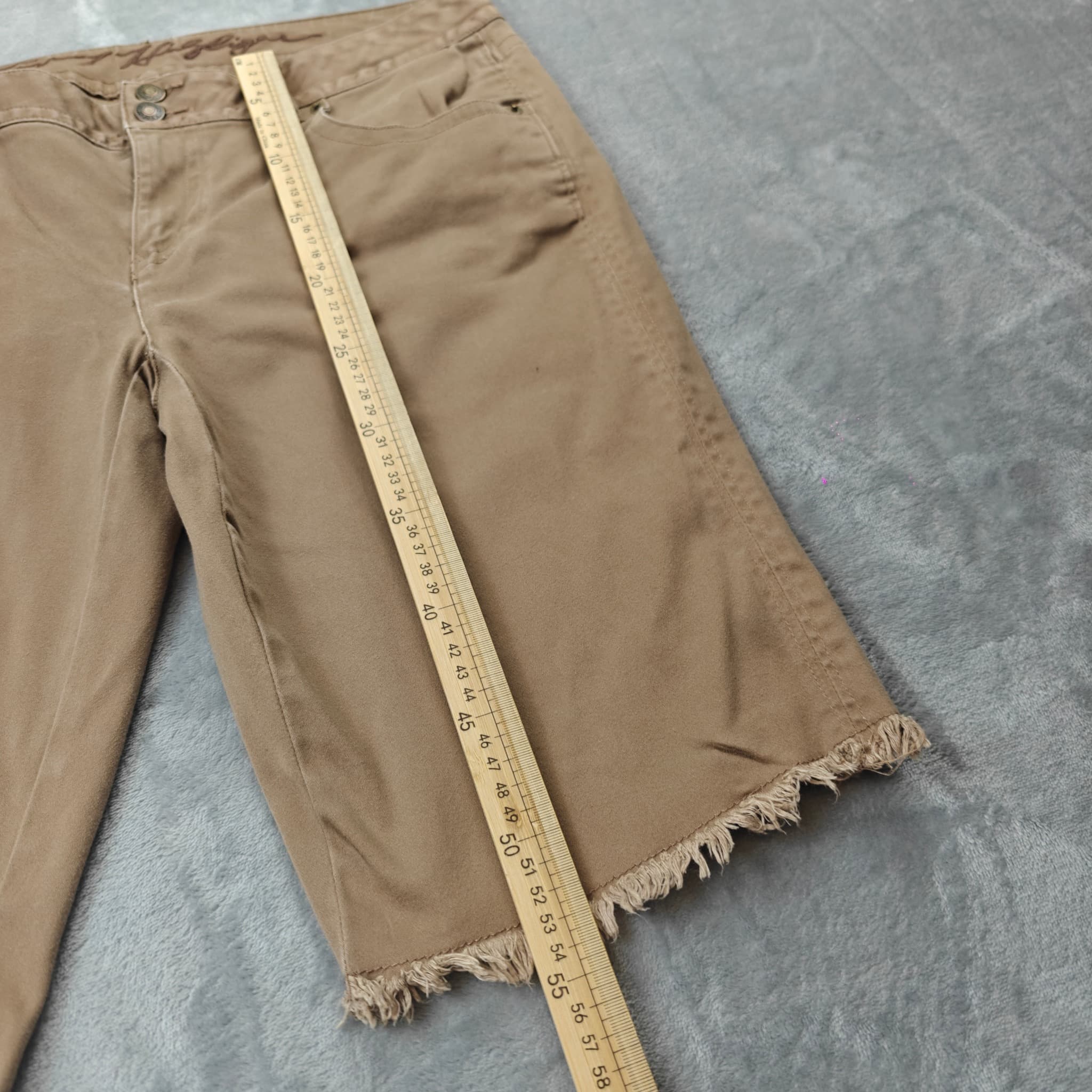 Tommy Hilfiger Women's Khaki Raw Hem Denim Shorts Size 10 — photo 2 of 7