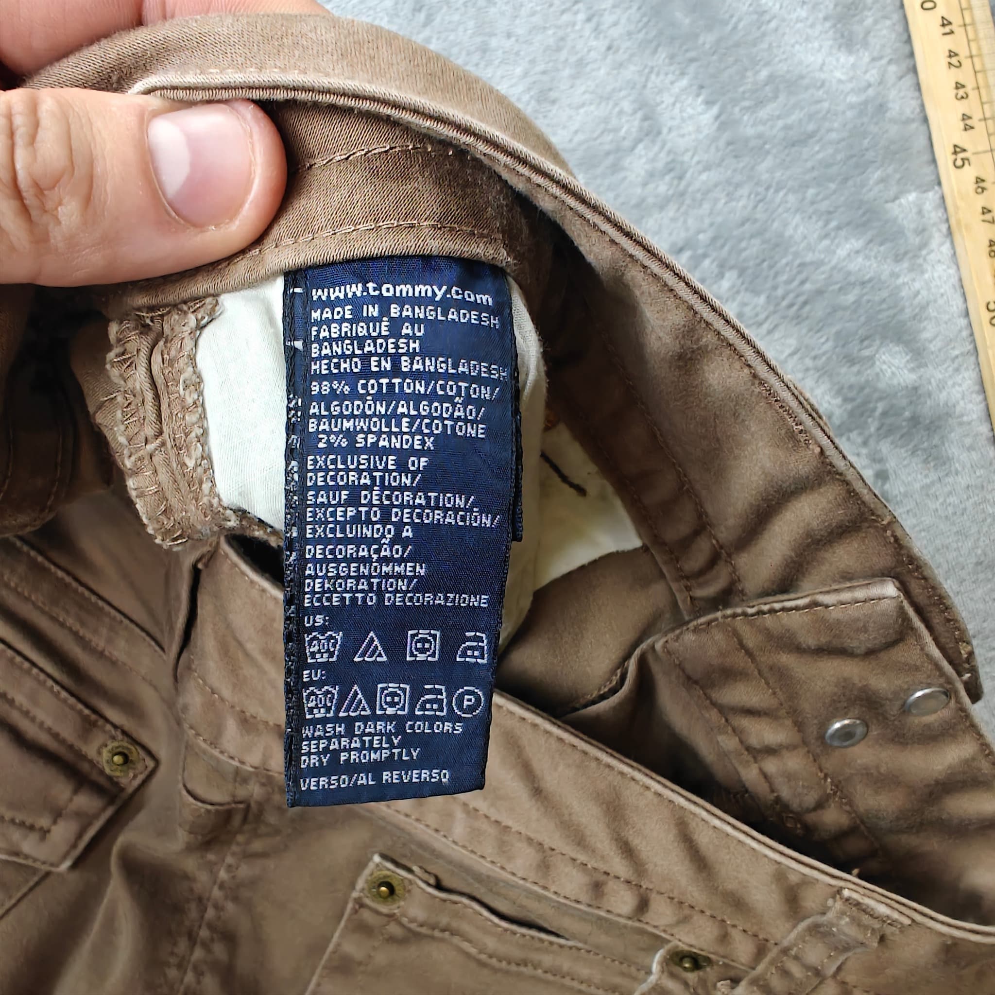 Tommy Hilfiger Women's Khaki Raw Hem Denim Shorts Size 10 — photo 4 of 7