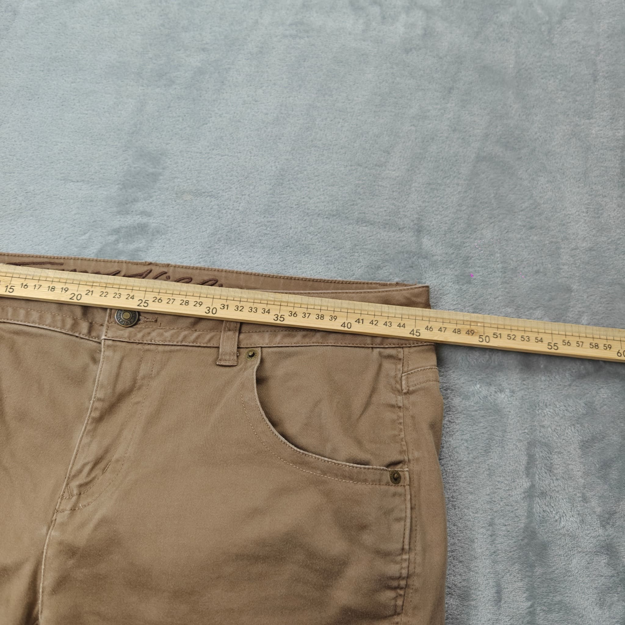 Tommy Hilfiger Women's Khaki Raw Hem Denim Shorts Size 10 — photo 5 of 7