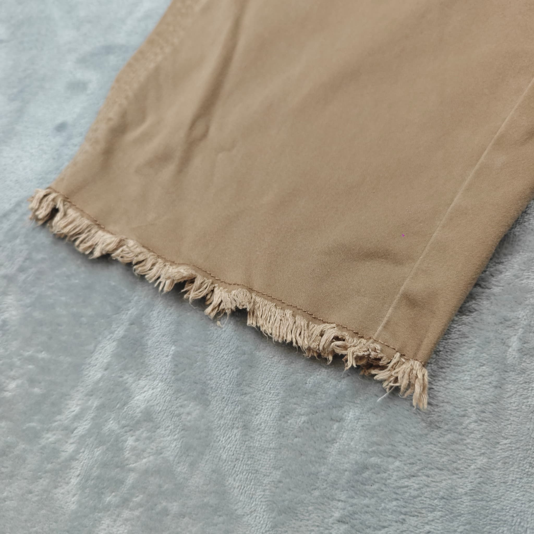 Tommy Hilfiger Women's Khaki Raw Hem Denim Shorts Size 10 — photo 6 of 7