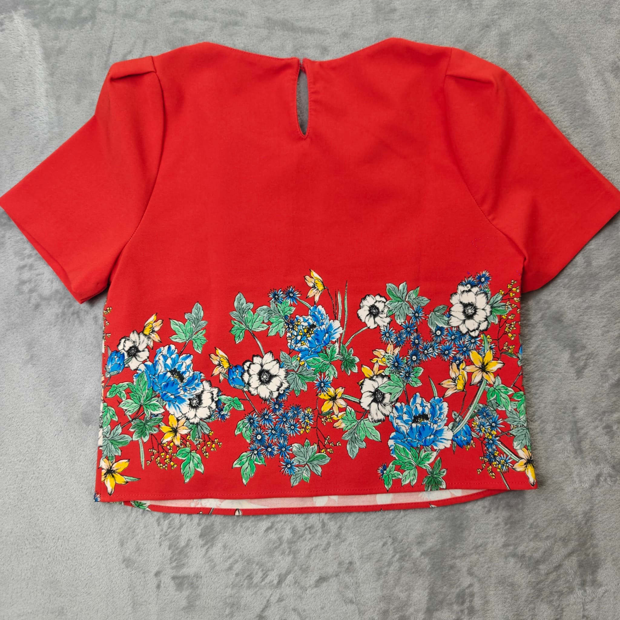 Zara Floral Print Crop Top Woman's Small Red Flowers Made in Spain — photo 6 of 7
