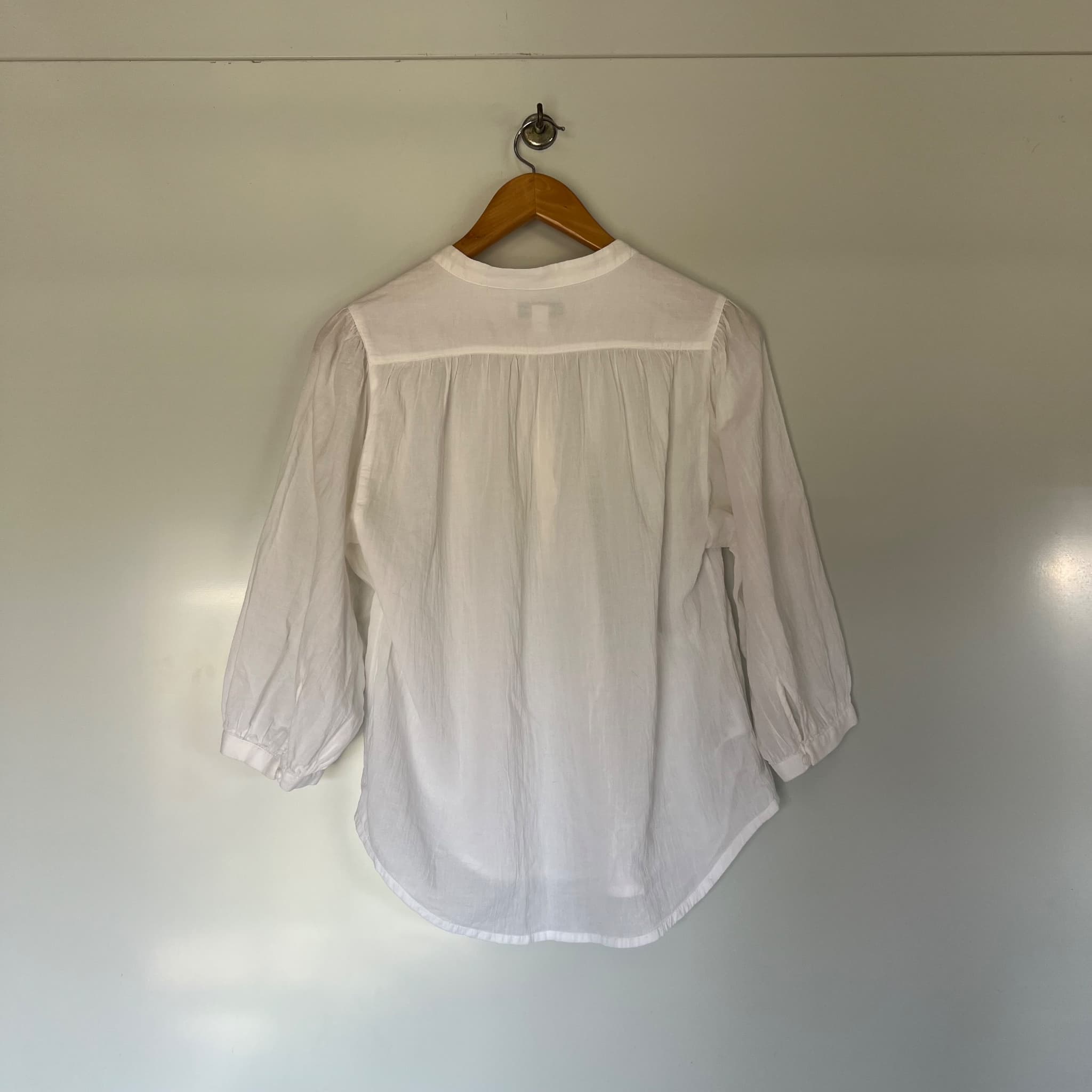 Country Road White Textured Cotton Gathered Blouse (Size XS) — photo 3 of 10
