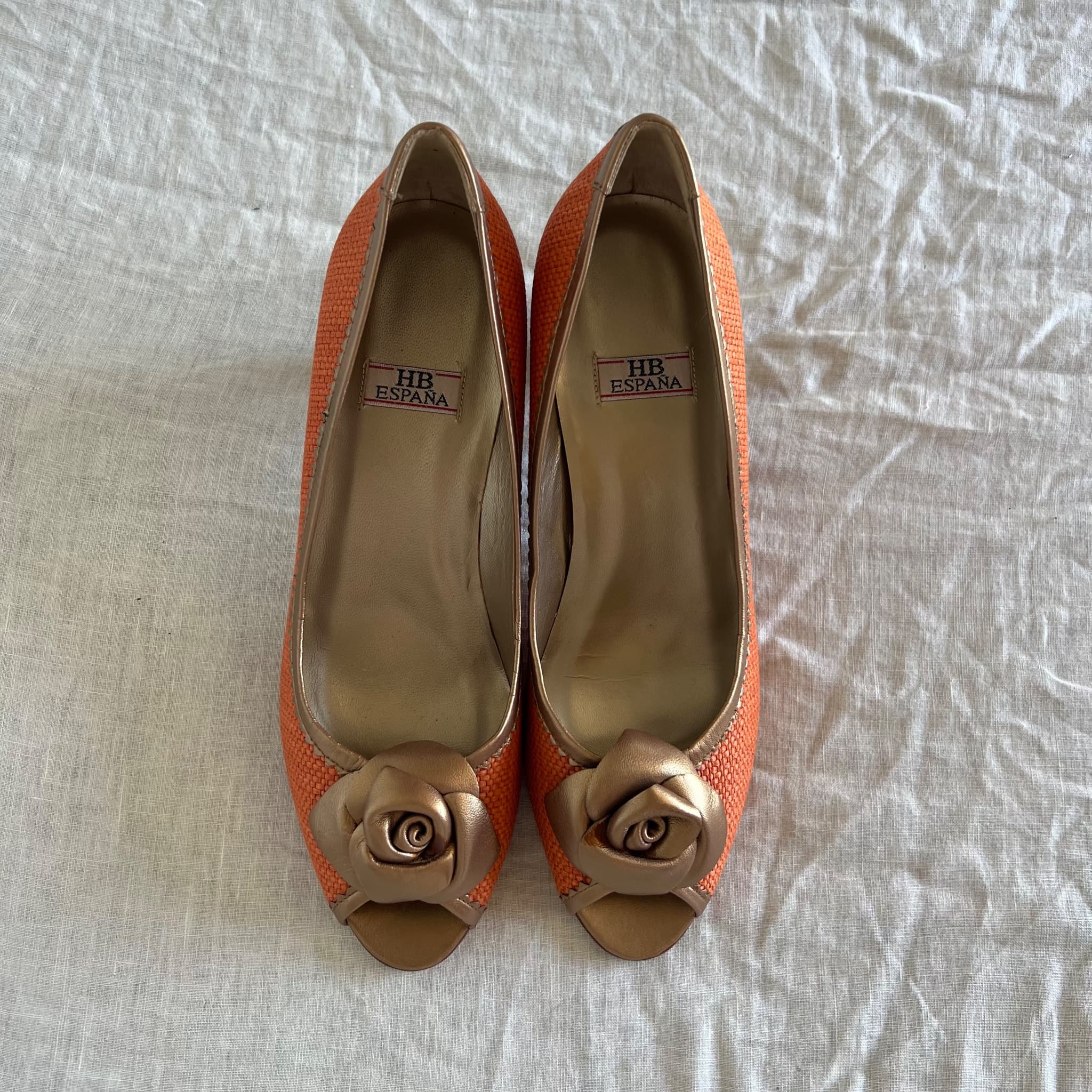 HB ESPAÑA Orange Woven Peep-Toe Heels With Rose Detail — photo 5 of 8