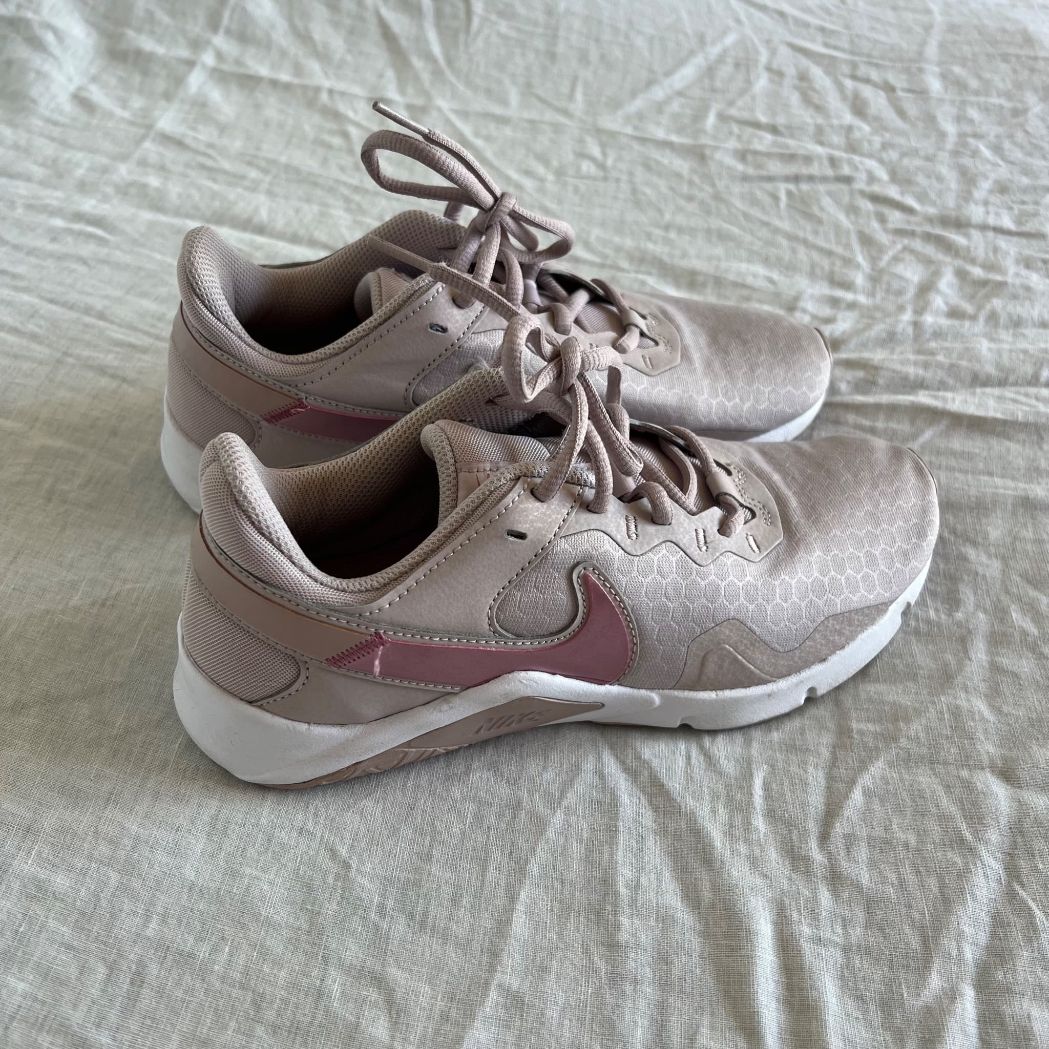 Nike Legend Essential 2 Women's Training Shoes Mauve Size US 7 — photo 2 of 6