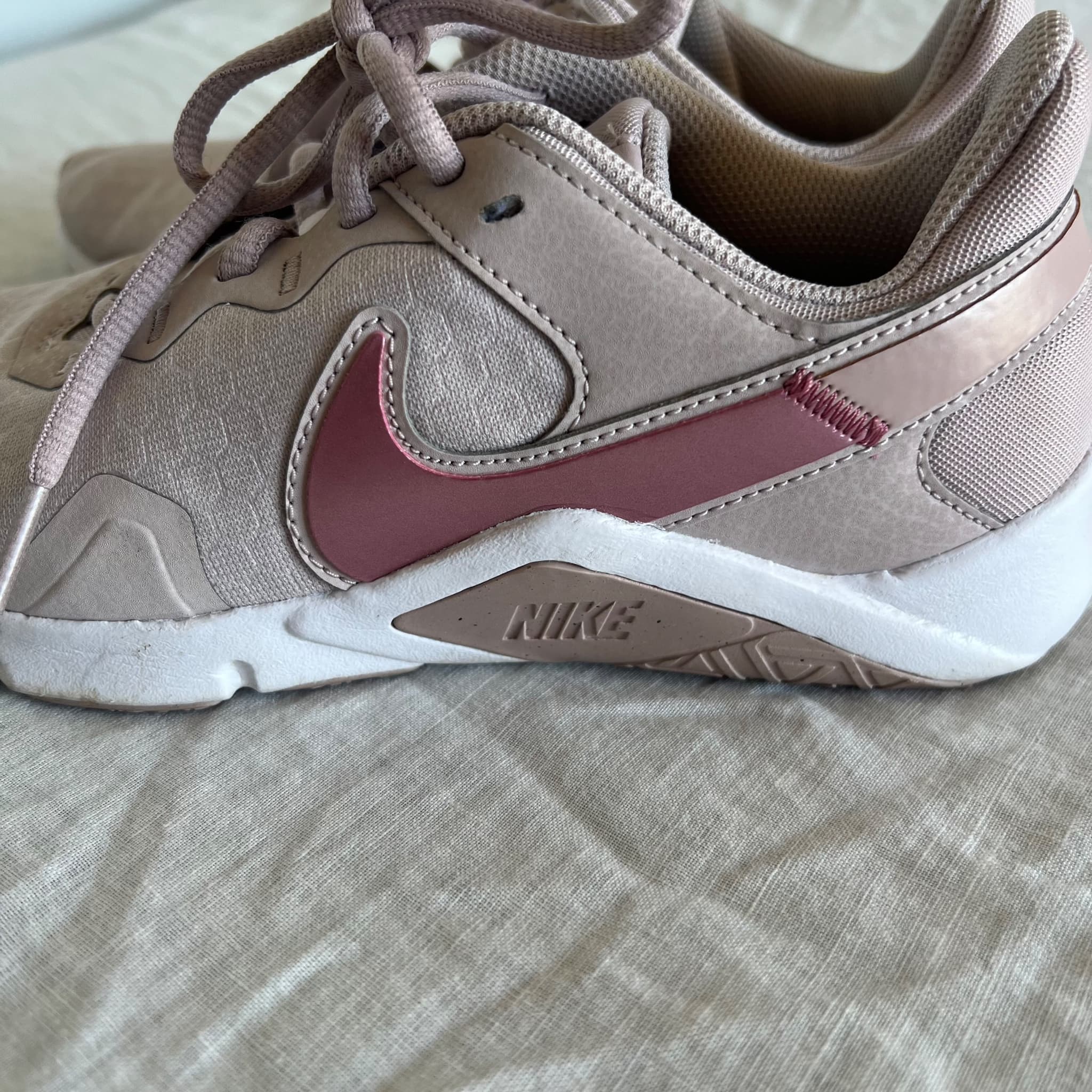 Nike Legend Essential 2 Women's Training Shoes Mauve Size US 7 — photo 3 of 6