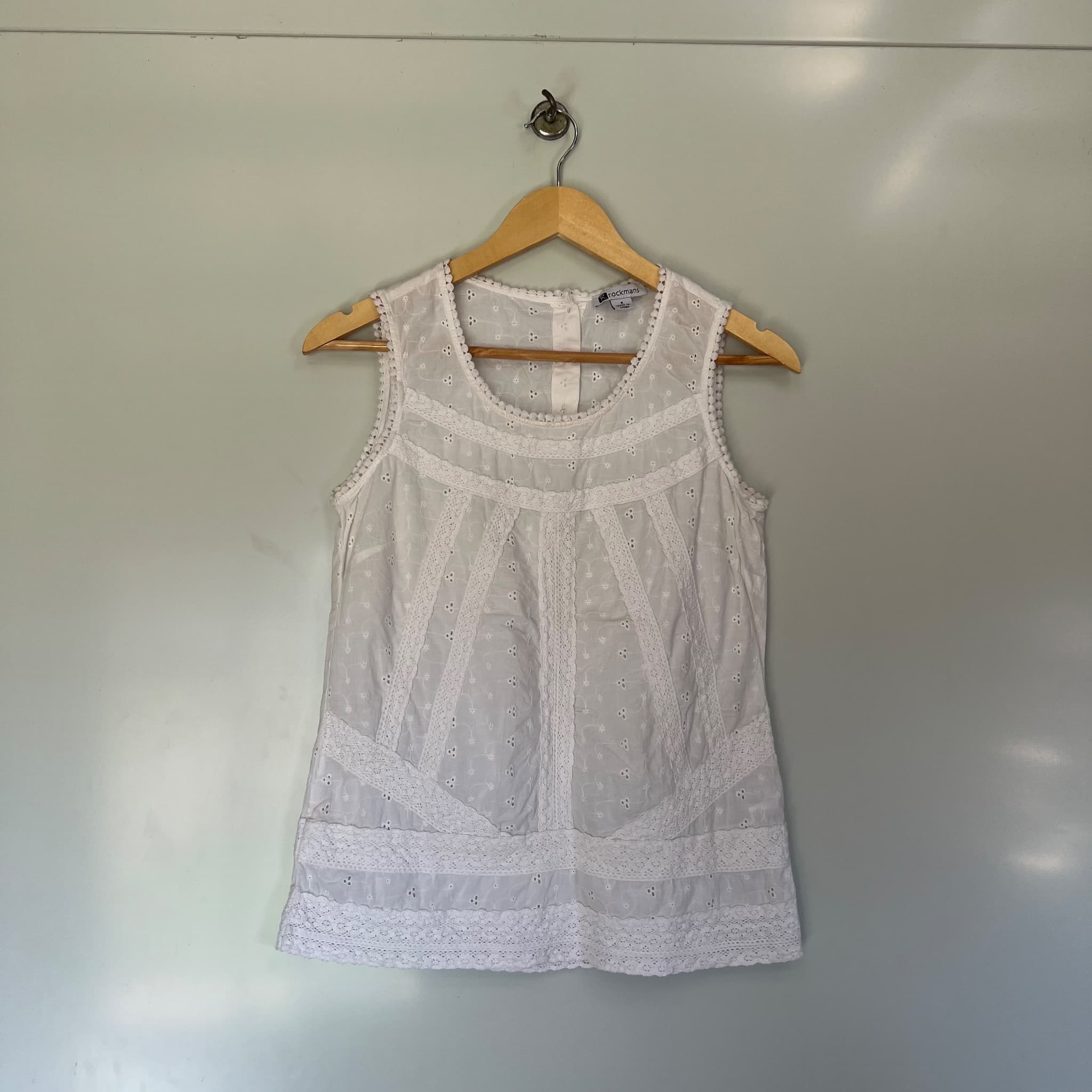 Rockmans White Sleeveless Eyelet Lace Blouse - Size 8 — photo 2 of 7