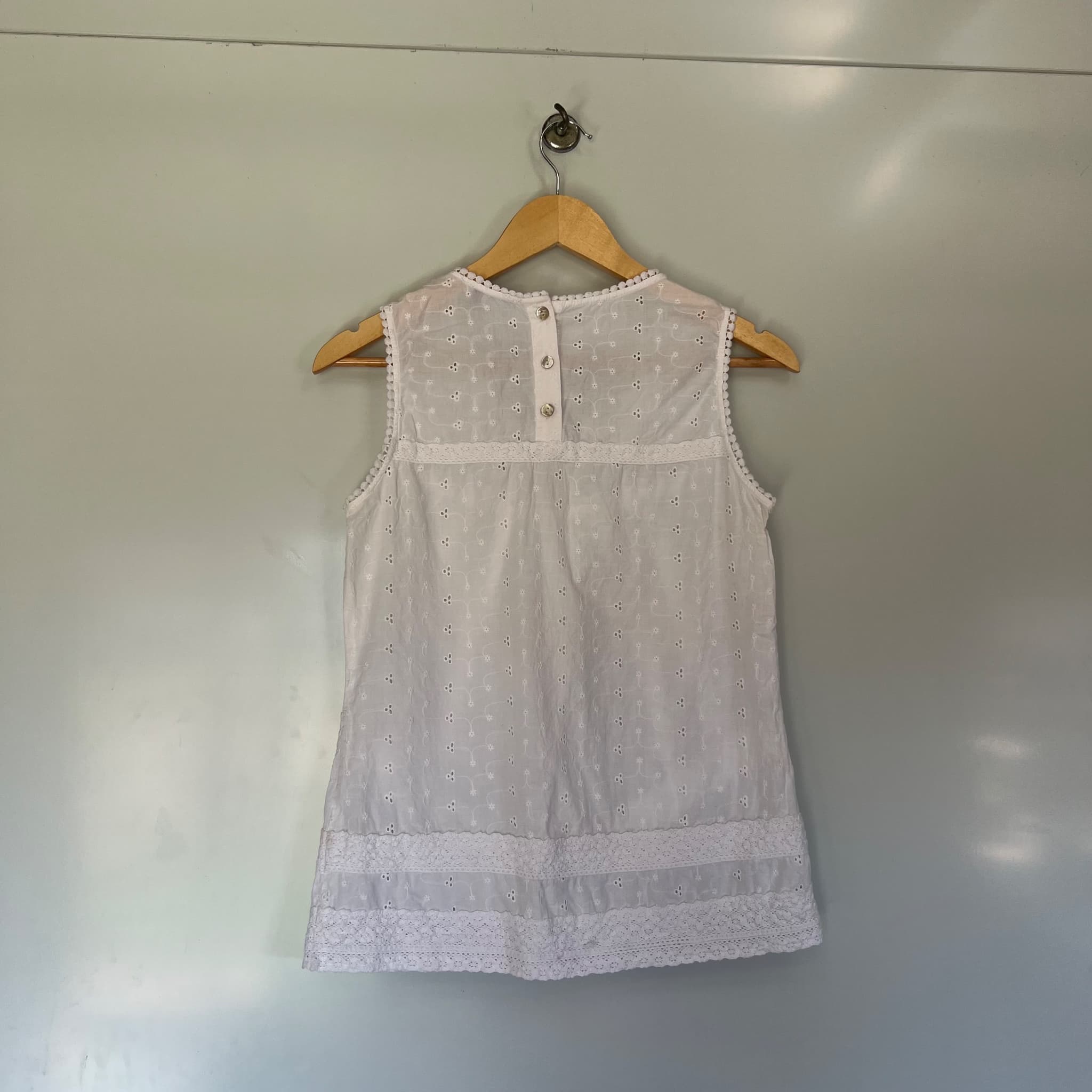 Rockmans White Sleeveless Eyelet Lace Blouse - Size 8 — photo 3 of 7