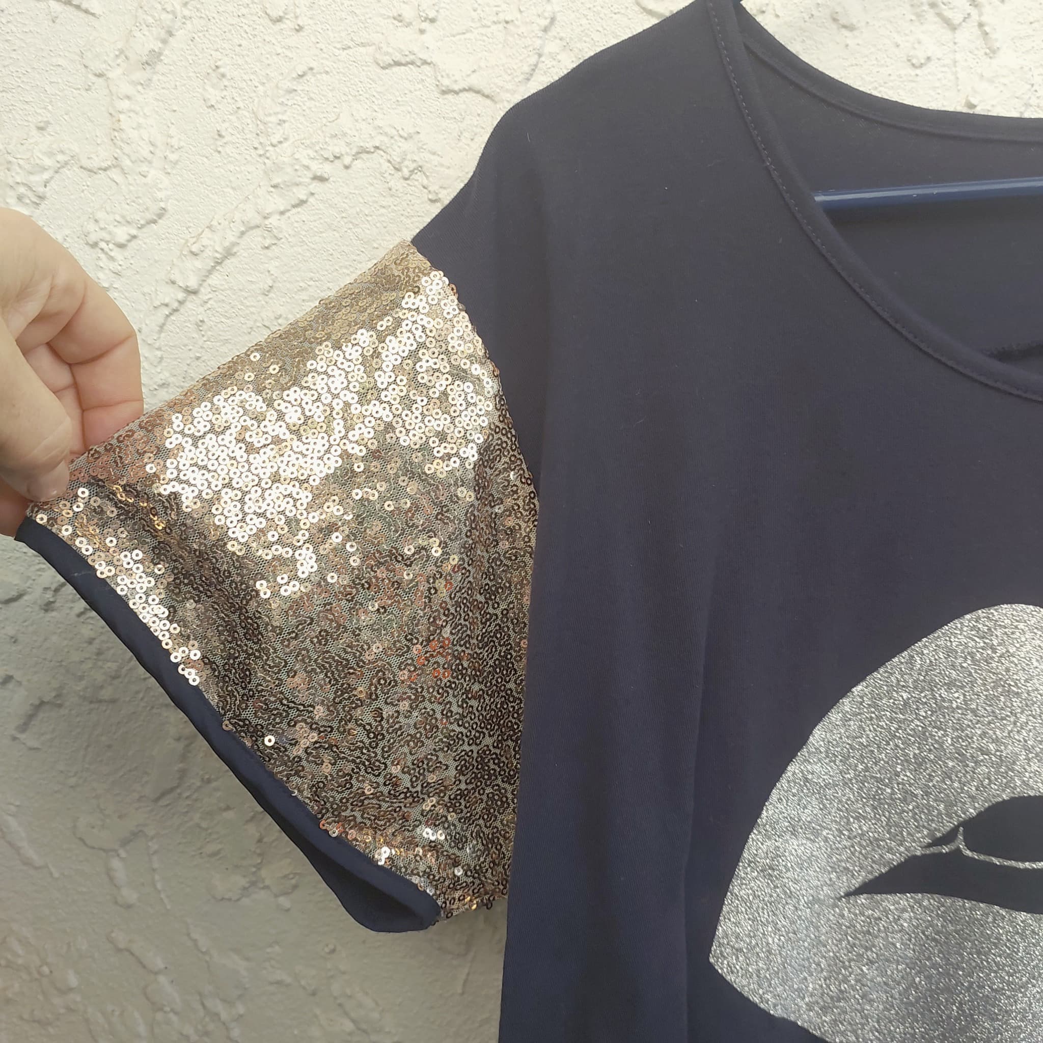 Alaska Tees (by Augustine) Glitter Lips Sequin Top, Size M — photo 5 of 6