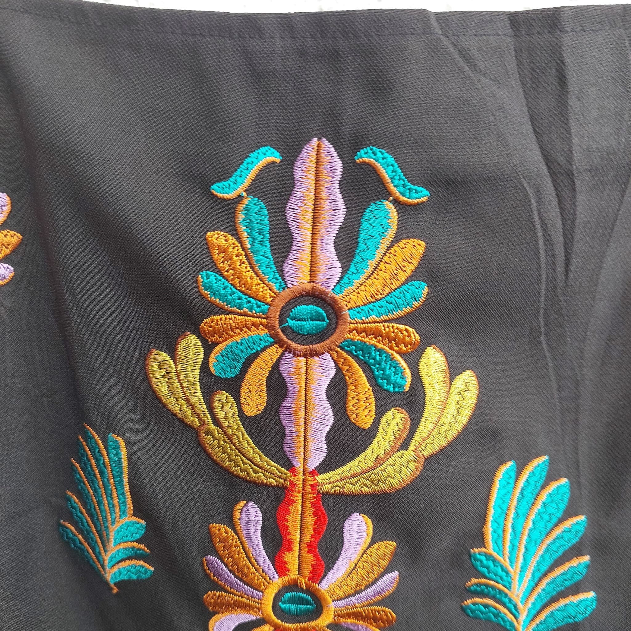 Kin Qi Modas Mini Skirt, Black Floral Embroidered, Size G — photo 2 of 7