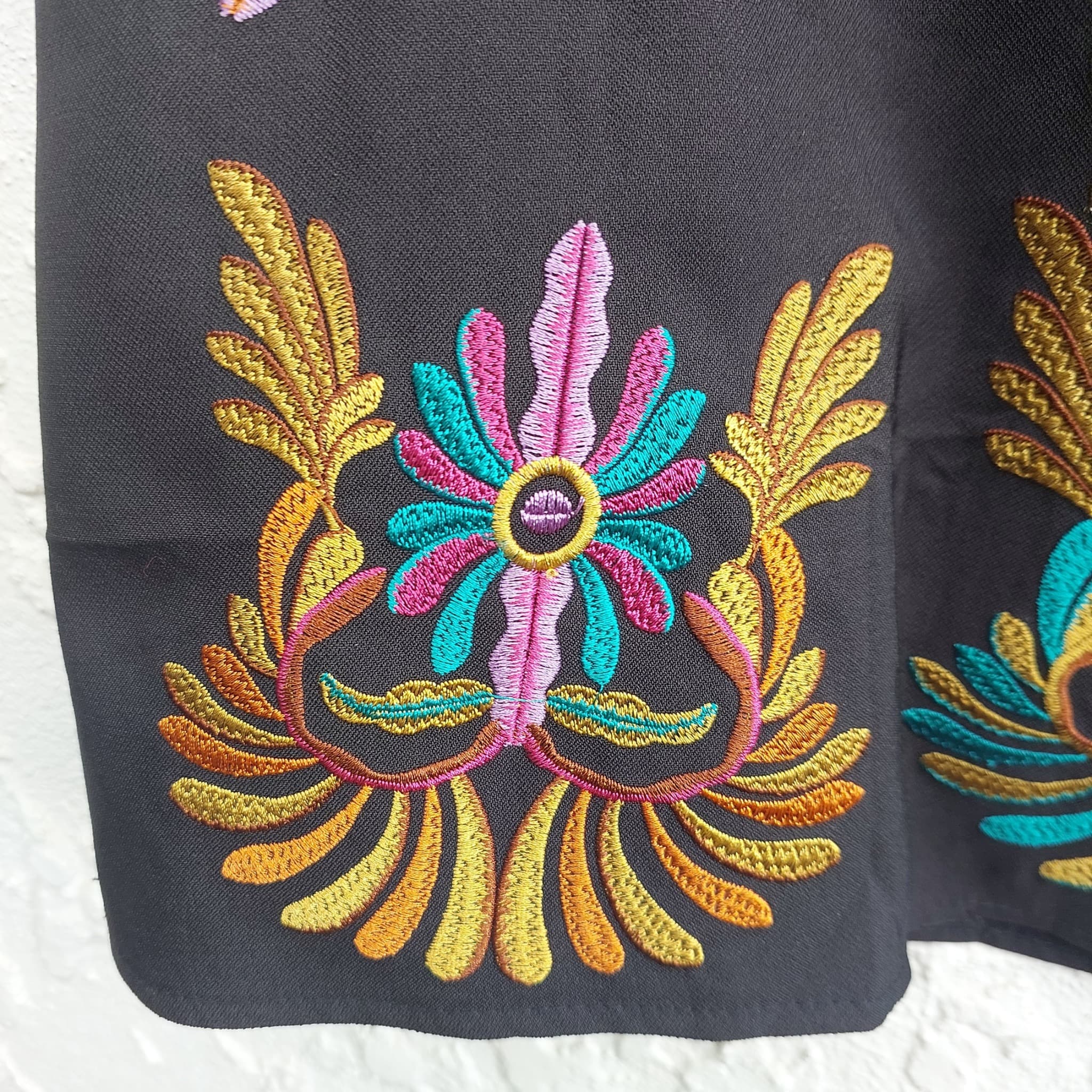 Kin Qi Modas Mini Skirt, Black Floral Embroidered, Size G — photo 3 of 7