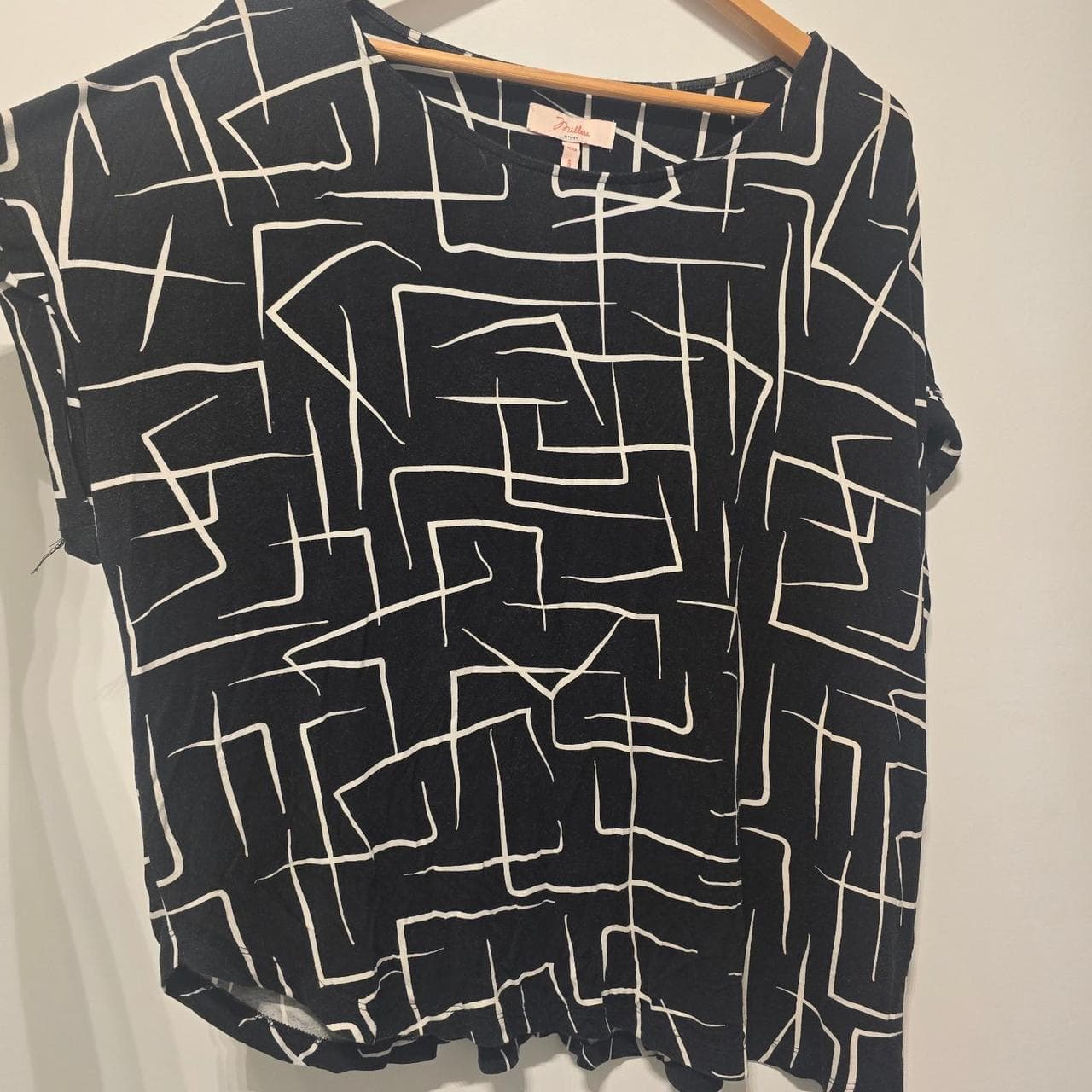 millers black and white patterned blouse stretchy top โ photo 3 of 4