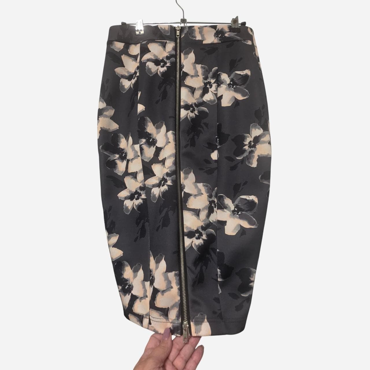 Forcast Dark Grey And White Floral Midi Pencil Skirt With Back Zipper — photo 4 of 6