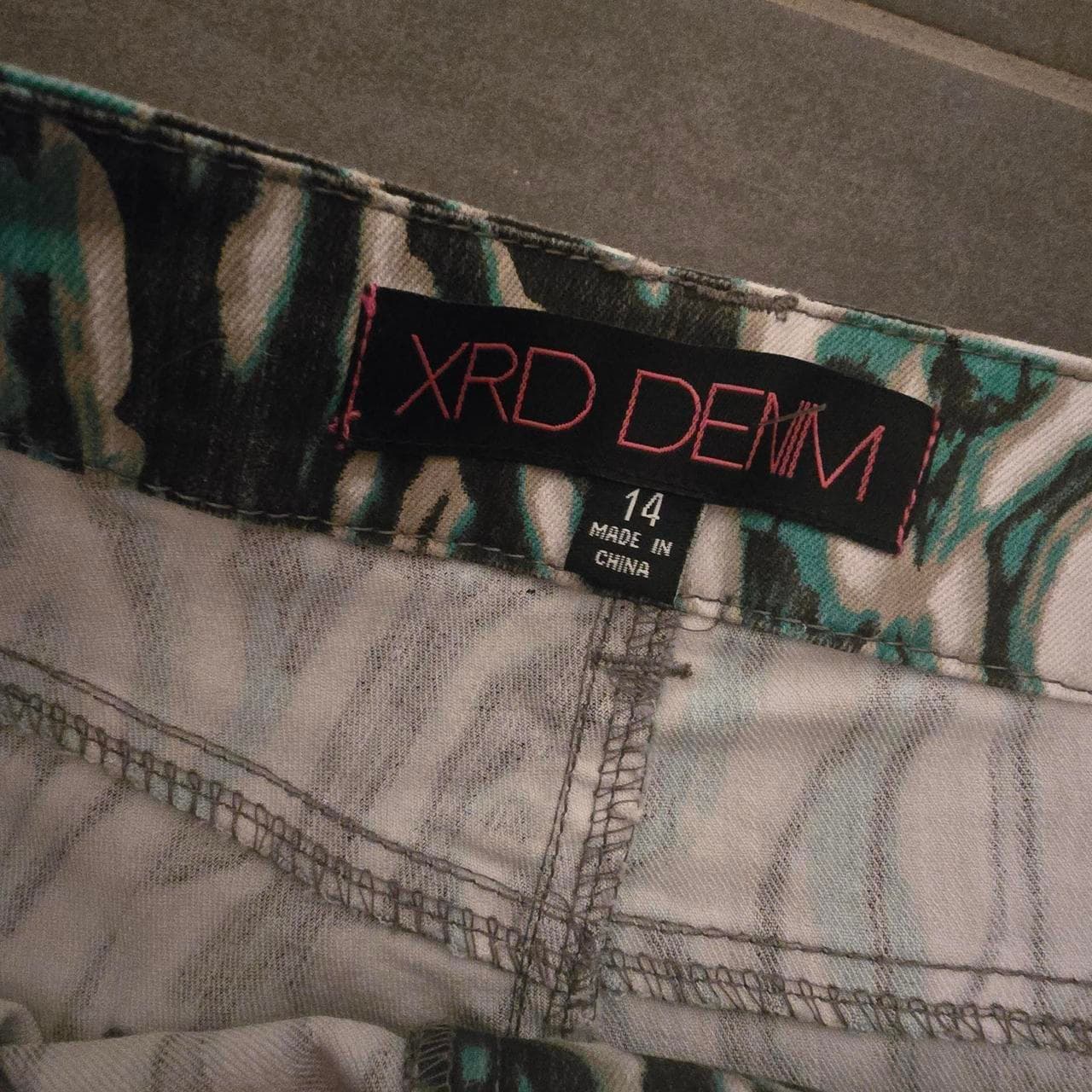 xrd denim abstract print cropped jeans teal black β photo 4 of 5