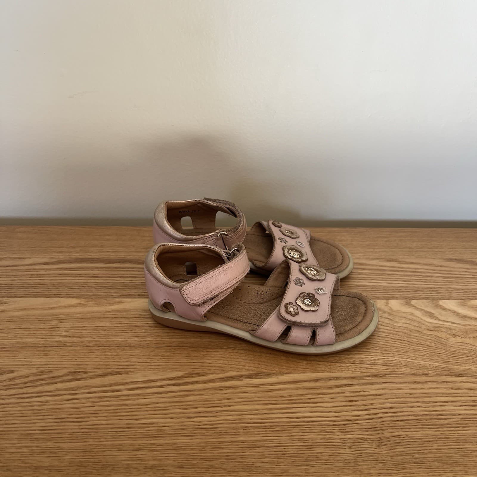 Clarks Priya Girls Pink Leather Sandals Size EU 29 AU 11 Floral Summer Shoes — photo 8 of 9