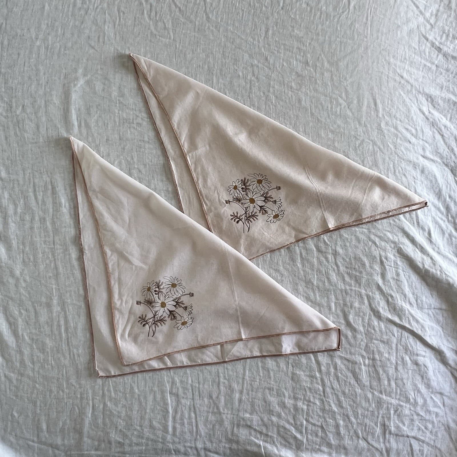 Set 2 Vintage Daisy Floral Embroidered Cotton Hankie Bag Charm Coquette Decor — photo 3 of 7
