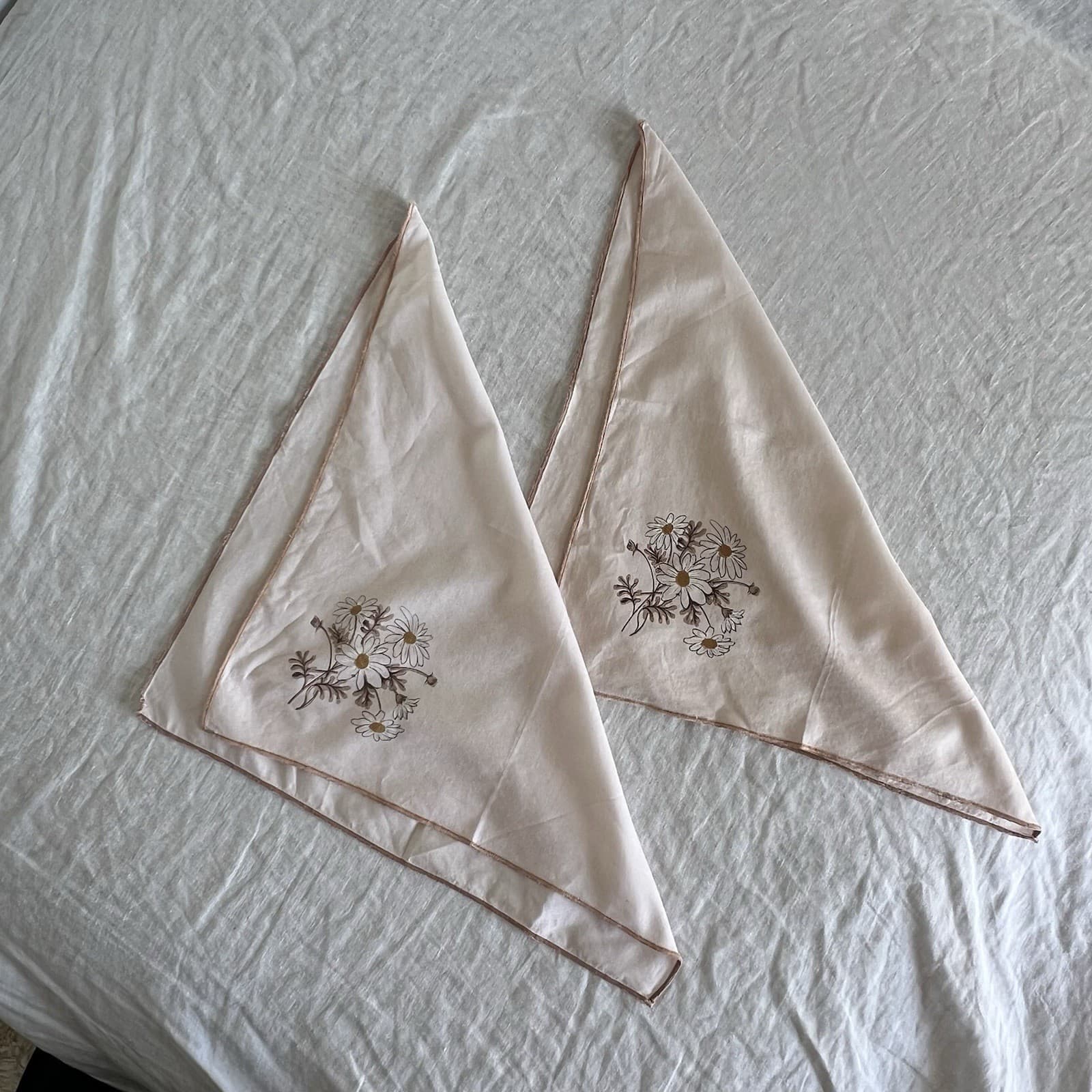 Set 2 Vintage Daisy Floral Embroidered Cotton Hankie Bag Charm Coquette Decor — photo 4 of 7