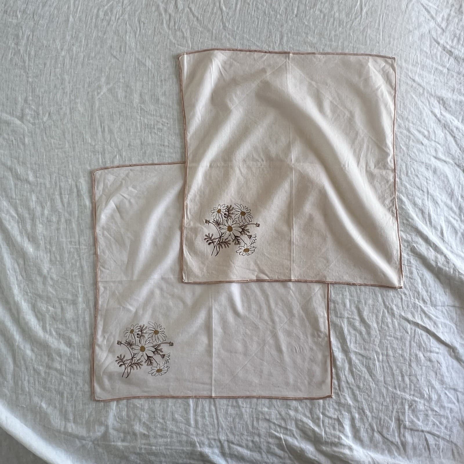 Set 2 Vintage Daisy Floral Embroidered Cotton Hankie Bag Charm Coquette Decor — photo 5 of 7