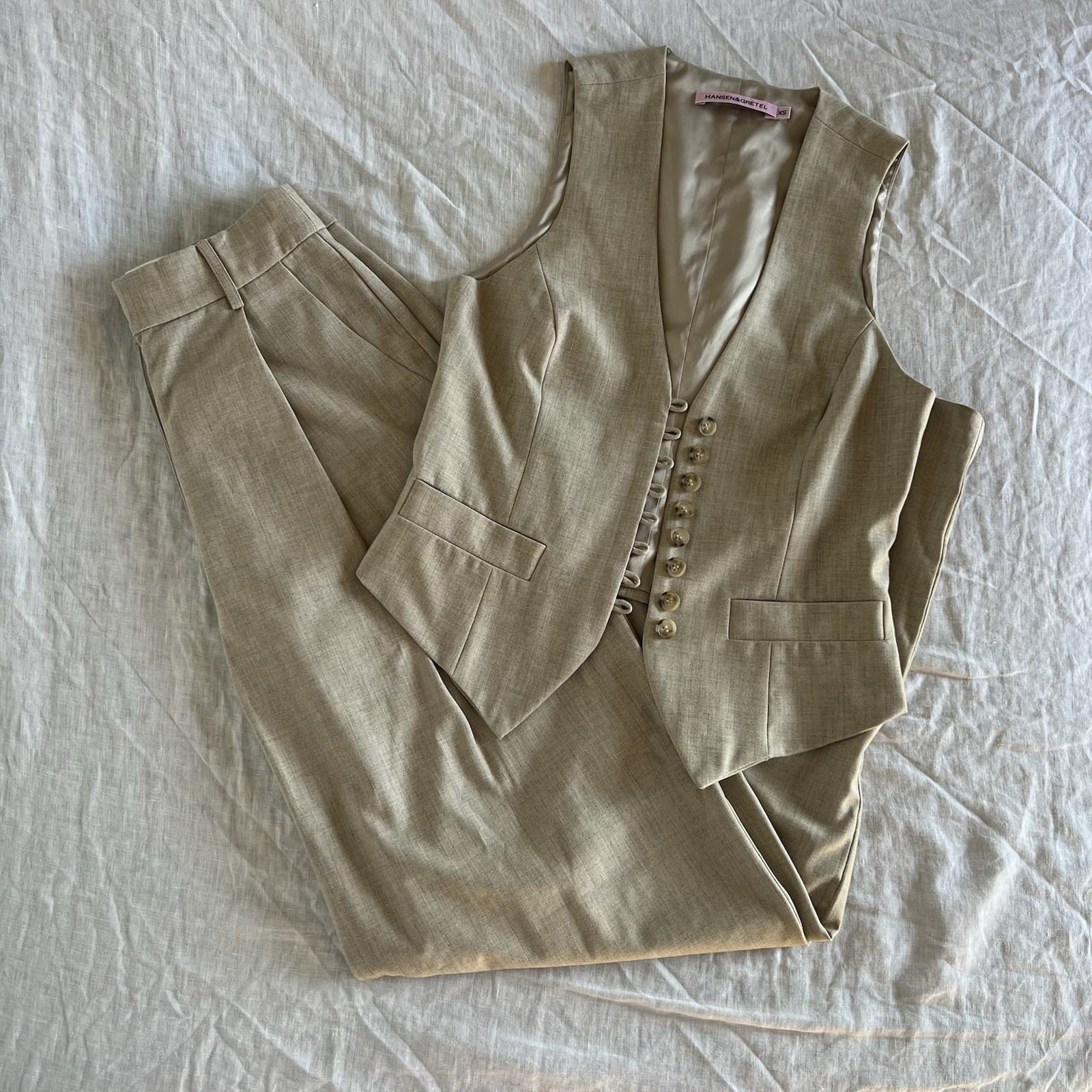 Hansen & Gretel Cory Vest Hamilton Pant Two Piece Set Sandstone Beige XS 6 — photo 3 of 16