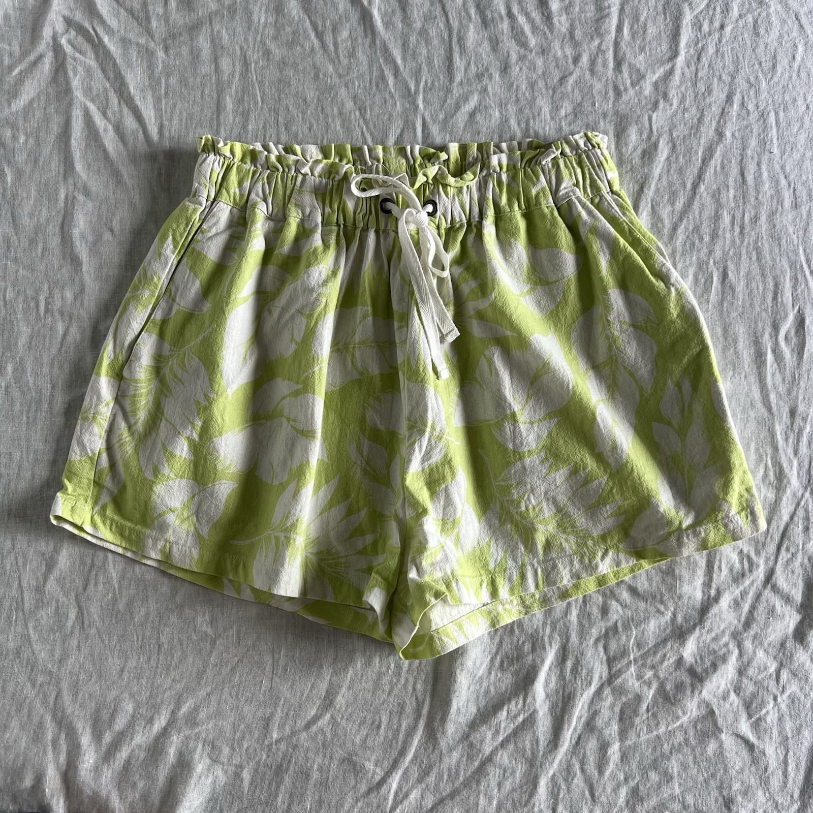 Billabong Sun Drenched Floral Shorts S Green White High Waisted Cotton Beach — photo 3 of 10