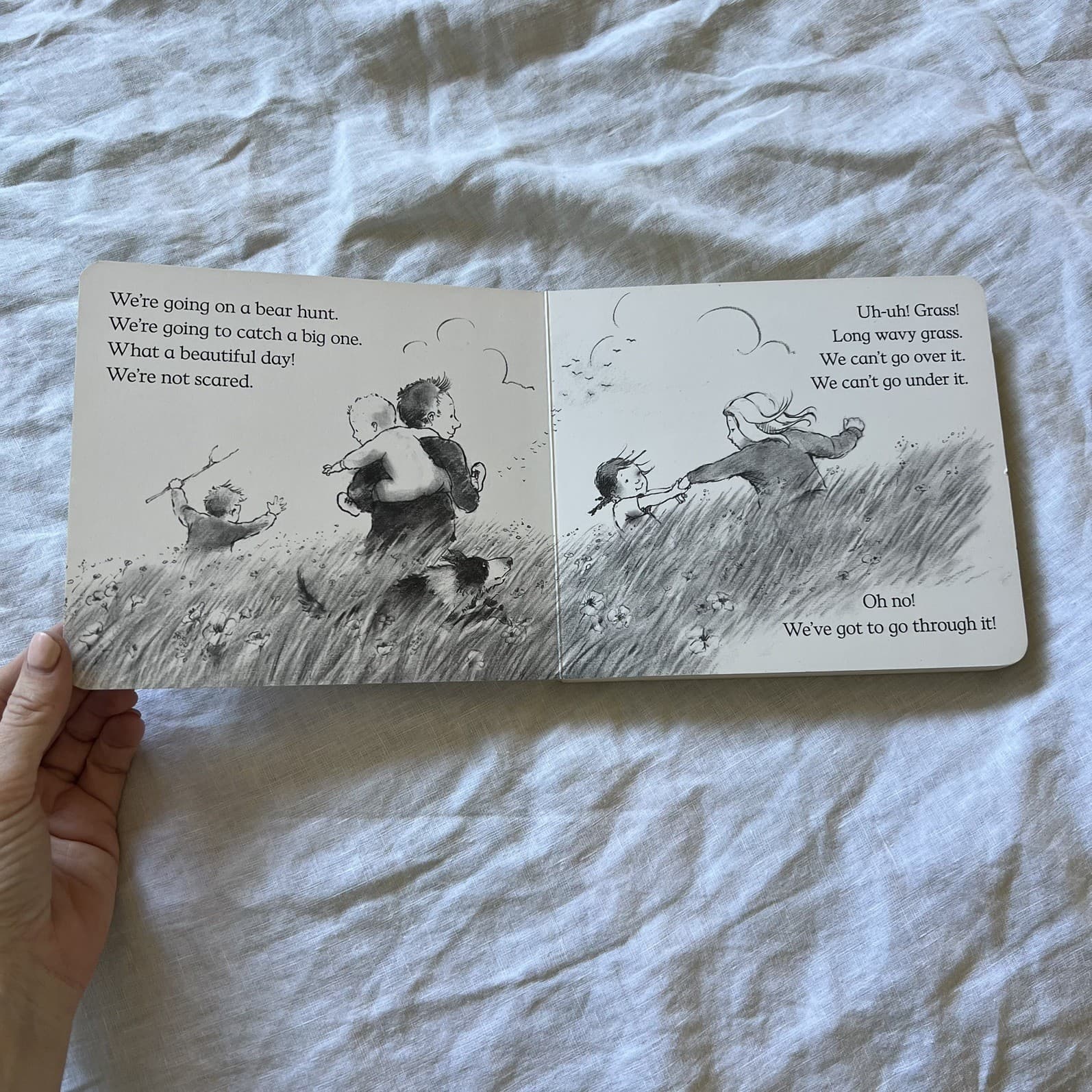 We’re Going on a Bear Hunt Michael Rosen Helen Oxenbury Board Book Classic — photo 3 of 4