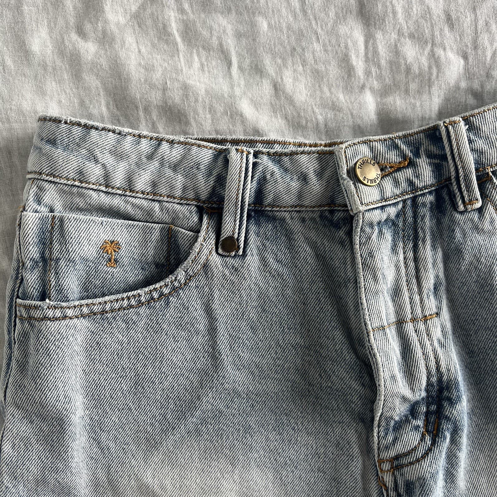 Thrills Erin Denim Shorts Size 9 AU 27 Light Wash Distressed Frayed Raw Hem — photo 4 of 7