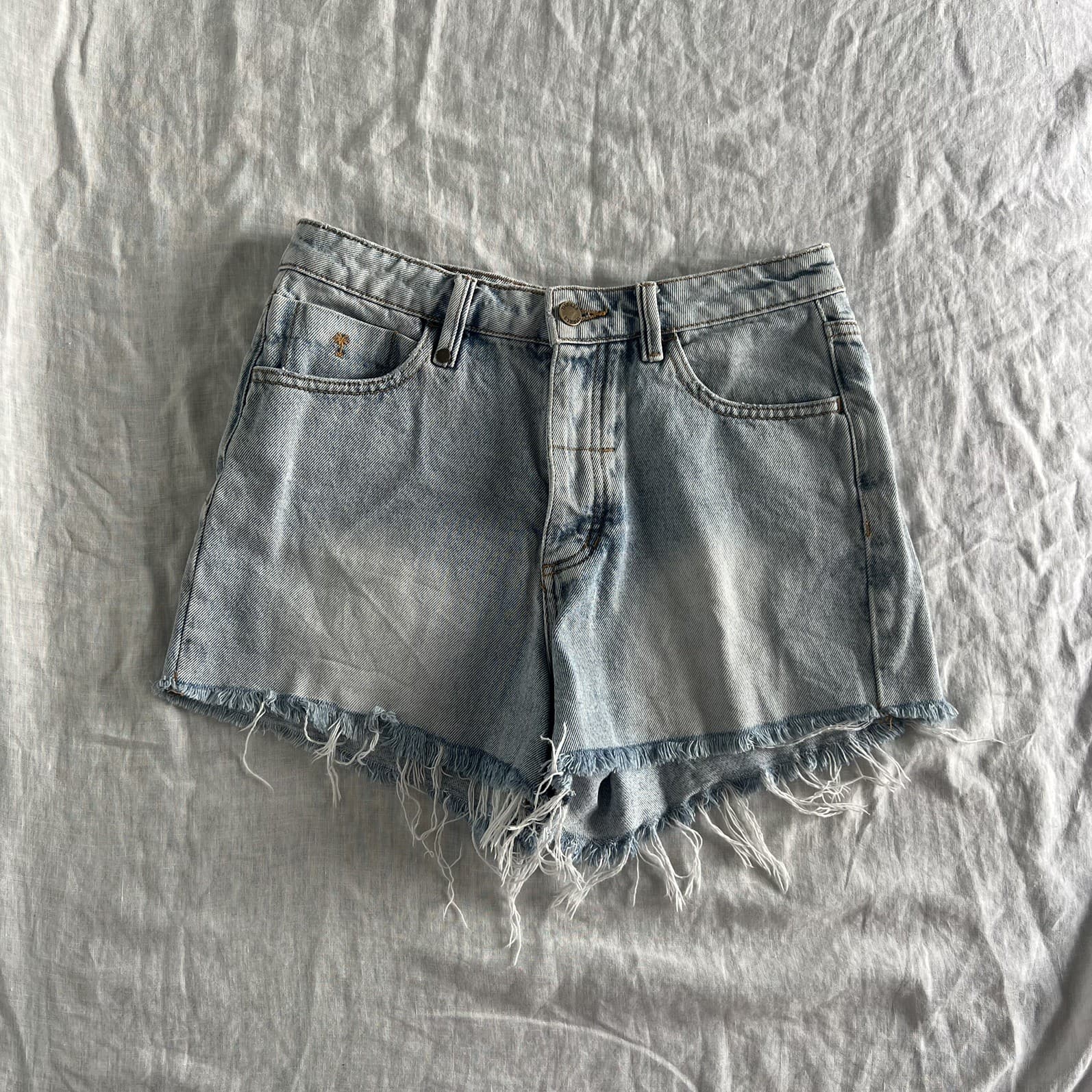 Thrills Erin Denim Shorts Size 9 AU 27 Light Wash Distressed Frayed Raw Hem — photo 6 of 7