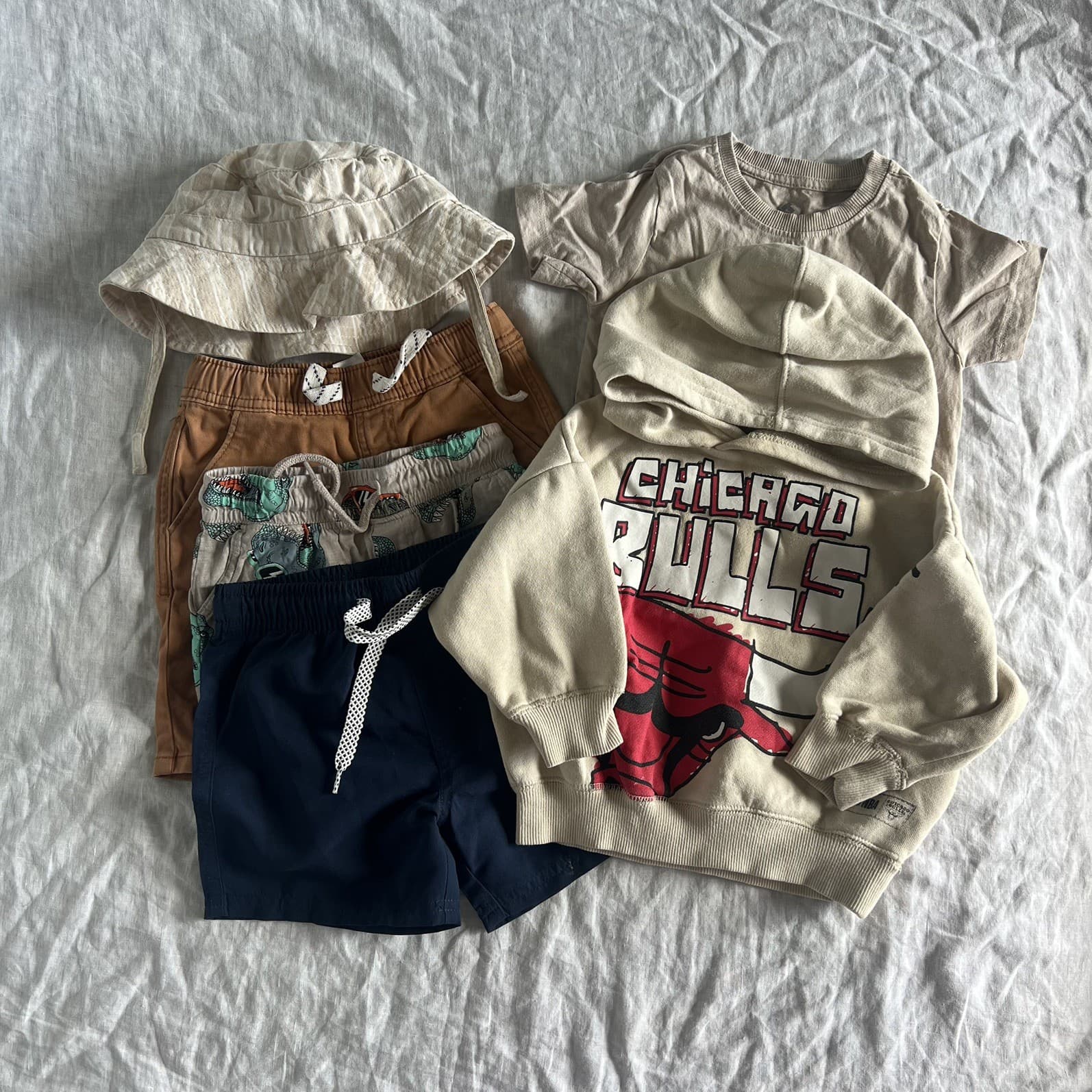 Boys Size 2 Clothing Bundle 6pc Chicago Bulls Hoodie Shorts T-Shirt Bucket Hat — photo 1 of 4