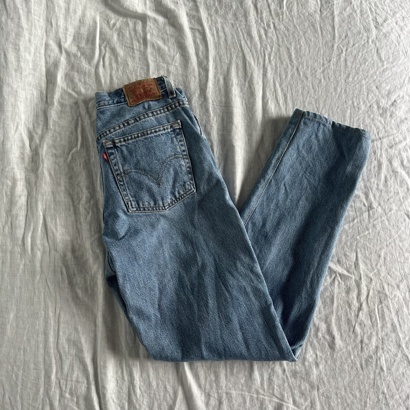 Vintage Levi’s 550 Relaxed Fit Tapered Leg Jeans Mid Blue Rigid Denim Size 28 — photo 1 of 9