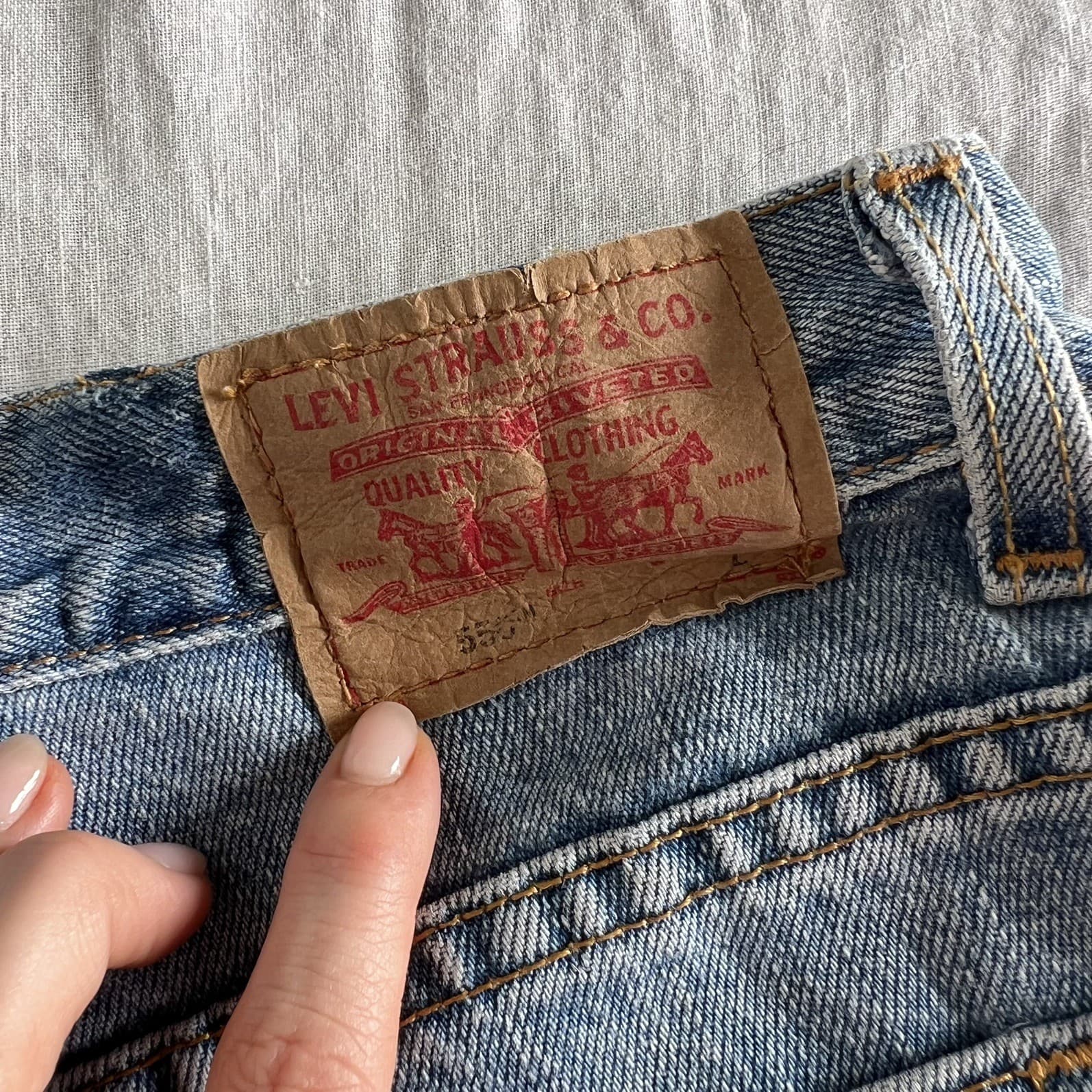 Vintage Levi’s 550 Relaxed Fit Tapered Leg Jeans Mid Blue Rigid Denim Size 28 — photo 7 of 9