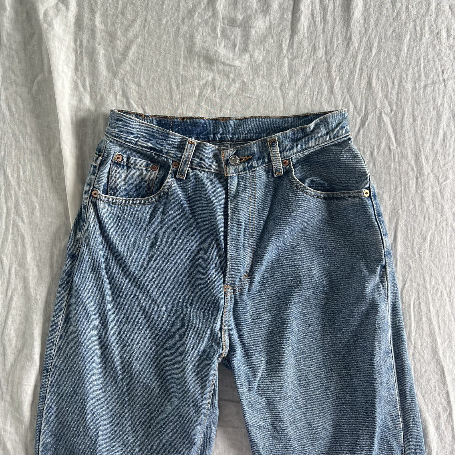 Vintage Levi’s 550 Relaxed Fit Tapered Leg Jeans Mid Blue Rigid Denim Size 28 — photo 8 of 9